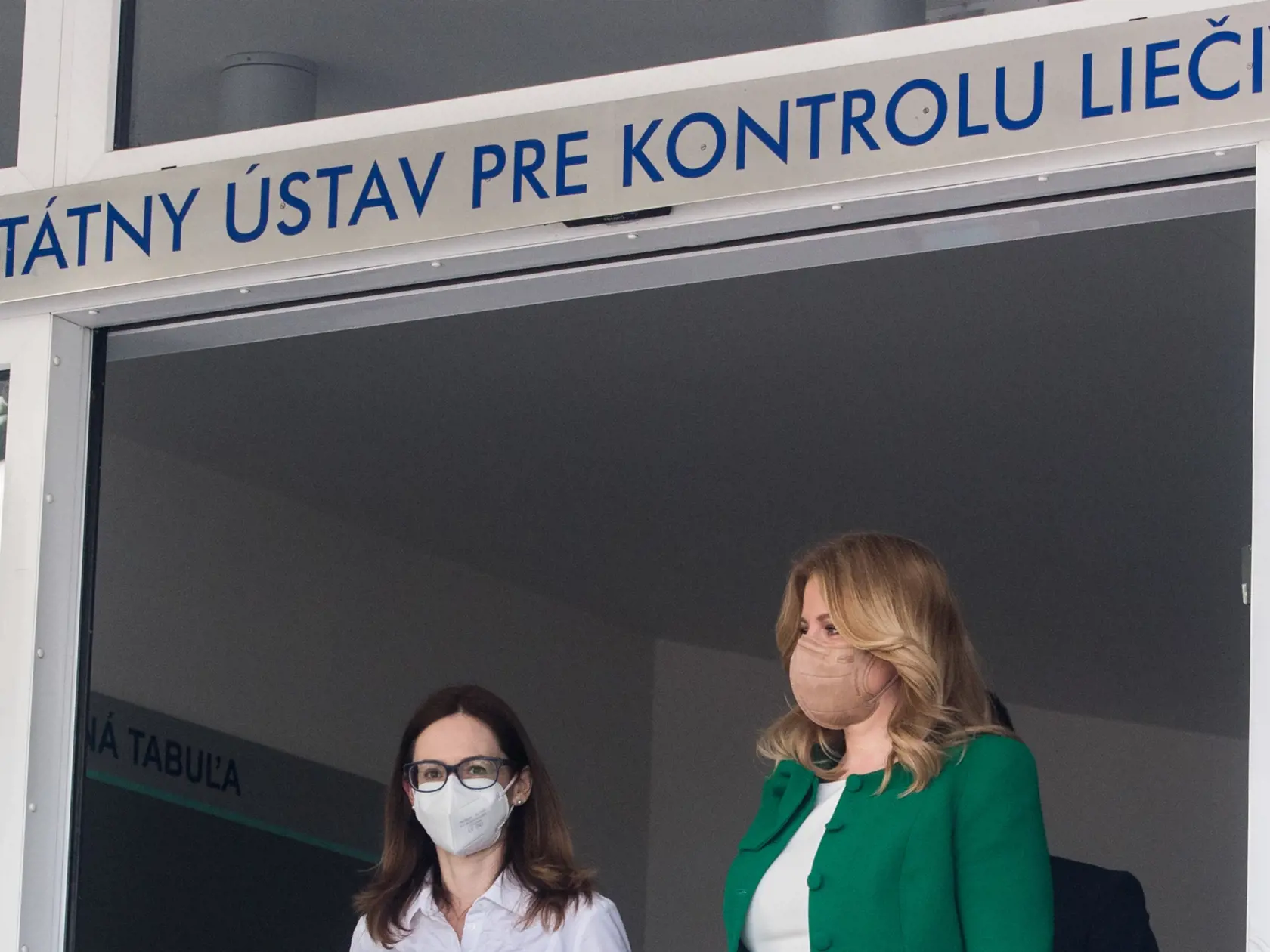 Na snímke vpravo prezidentka SR Zuzana Čaputová a riaditeľka Štátneho ústavu pre kontrolu liečiv (ŠÚKL) Zuzana Baťová počas návštevy v ŠÚKL 12. apríla 2021 v Bratislave. FOTO TASR - Martin Baumann