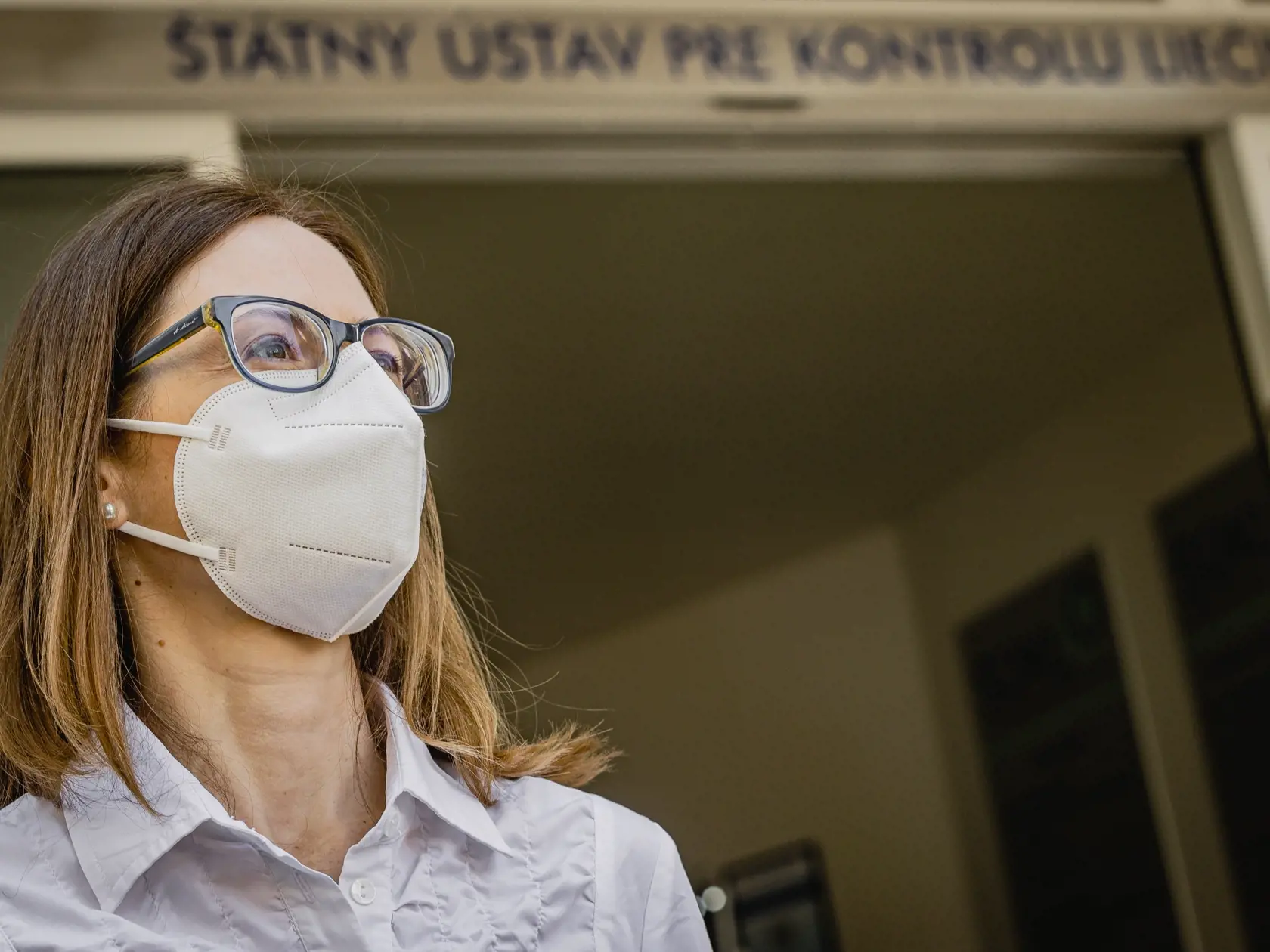 Na snímke riaditeľka Štátneho ústavu pre kontrolu liečiv (ŠÚKL) Zuzana Baťová očakáva príchod prezidentky SR Zuzany Čaputovej na návštevu v ŠÚKL.