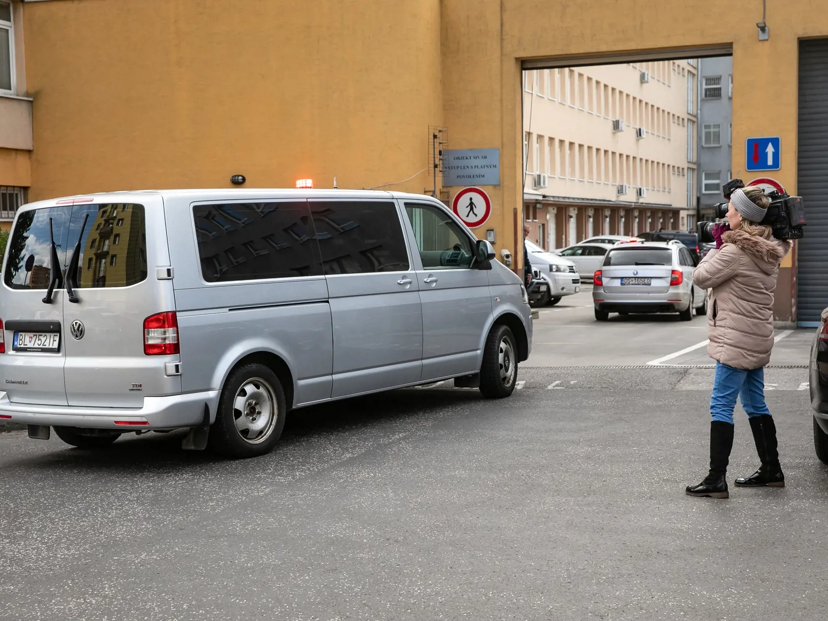 V prípade vraždy Daniela Tupého zadržala najskôr Národná kriminálna agentúra 8 osôb. Na snímke je prevoz zadržaných do Prezídia Policajného zboru.