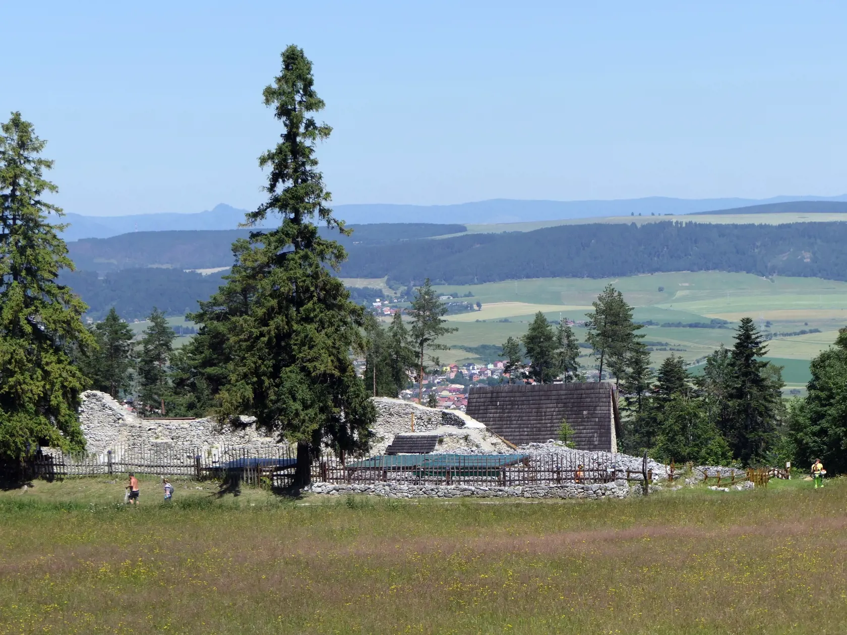 Na snímke turisti v Slovenskom raji počas túry k lokalite Kláštorisko.