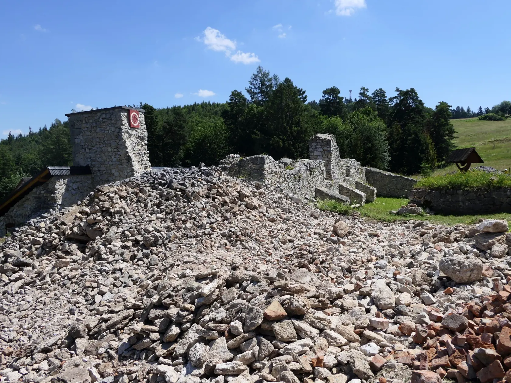 Na snímke turisti v Slovenskom raji počas túry k lokalite Kláštorisko.