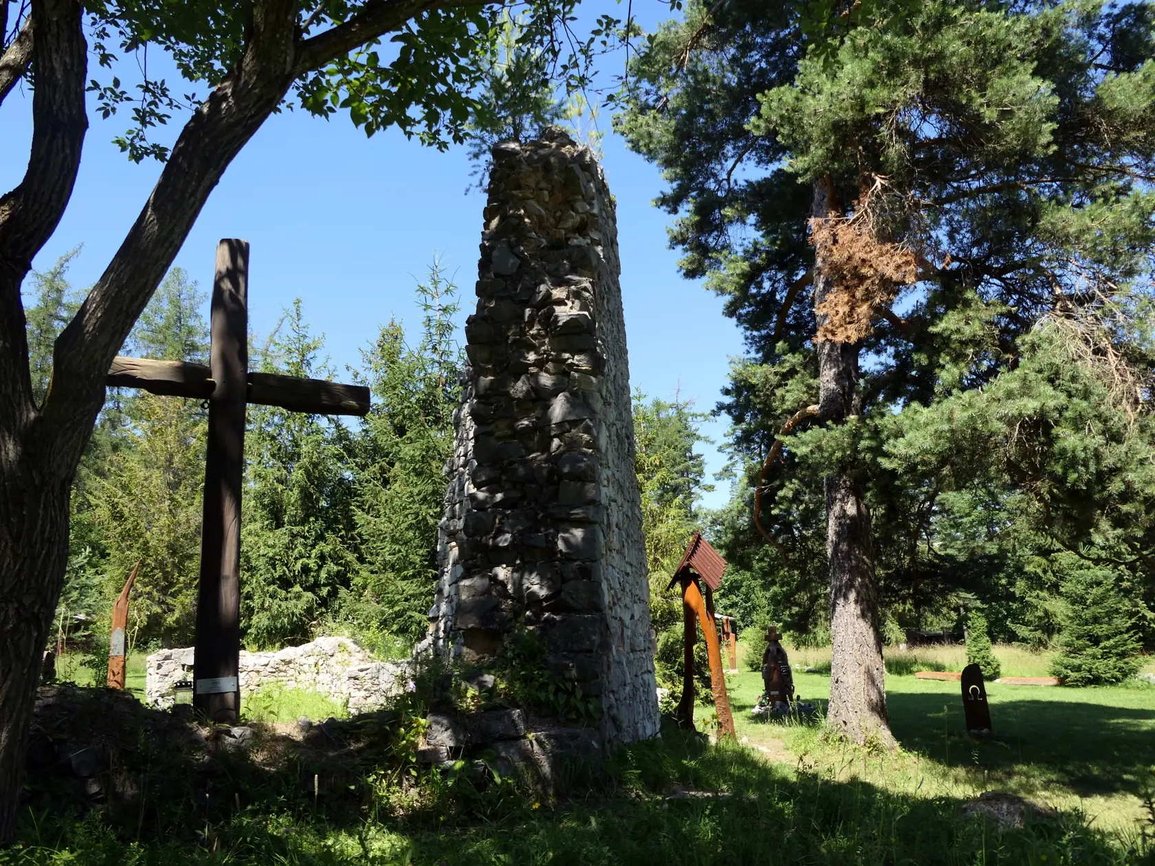 Na snímke turisti sú pri Symbolickom cintoríne na lúčnej poľane Kláštorisko v Slovenskom raji v pondelok 10. júla 2023.
