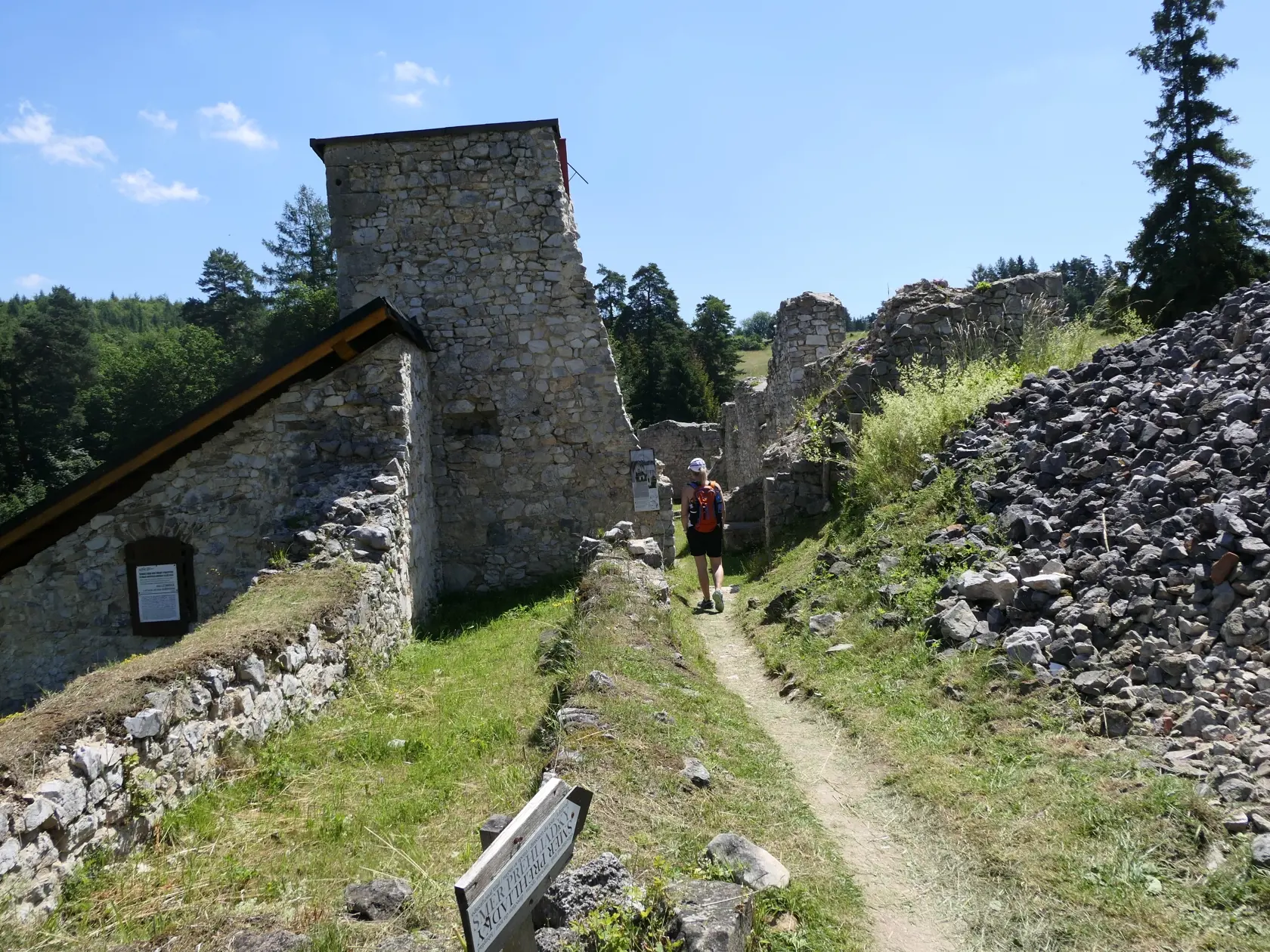Na snímke turisti v Slovenskom raji počas túry k lokalite Kláštorisko.