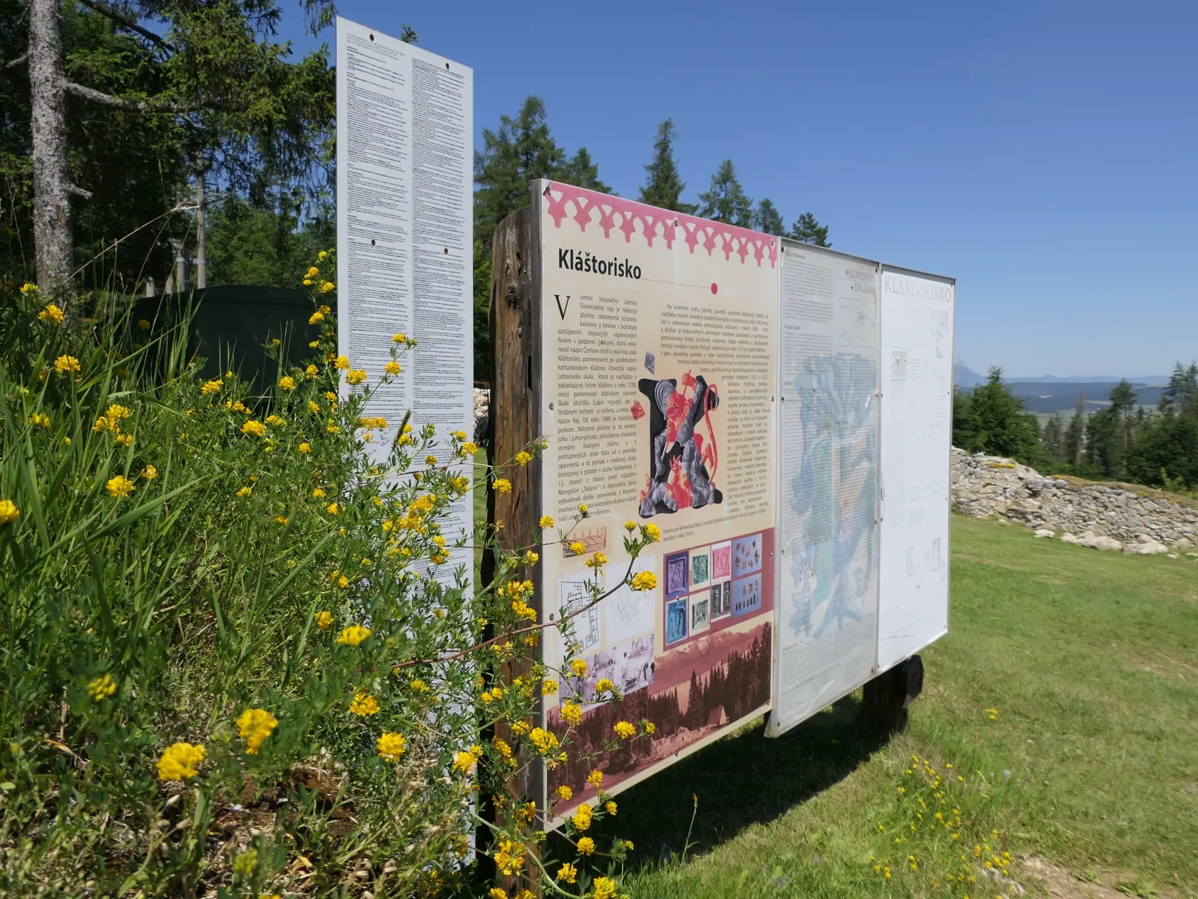 Na snímke turisti v Slovenskom raji počas túry k lokalite Kláštorisko.