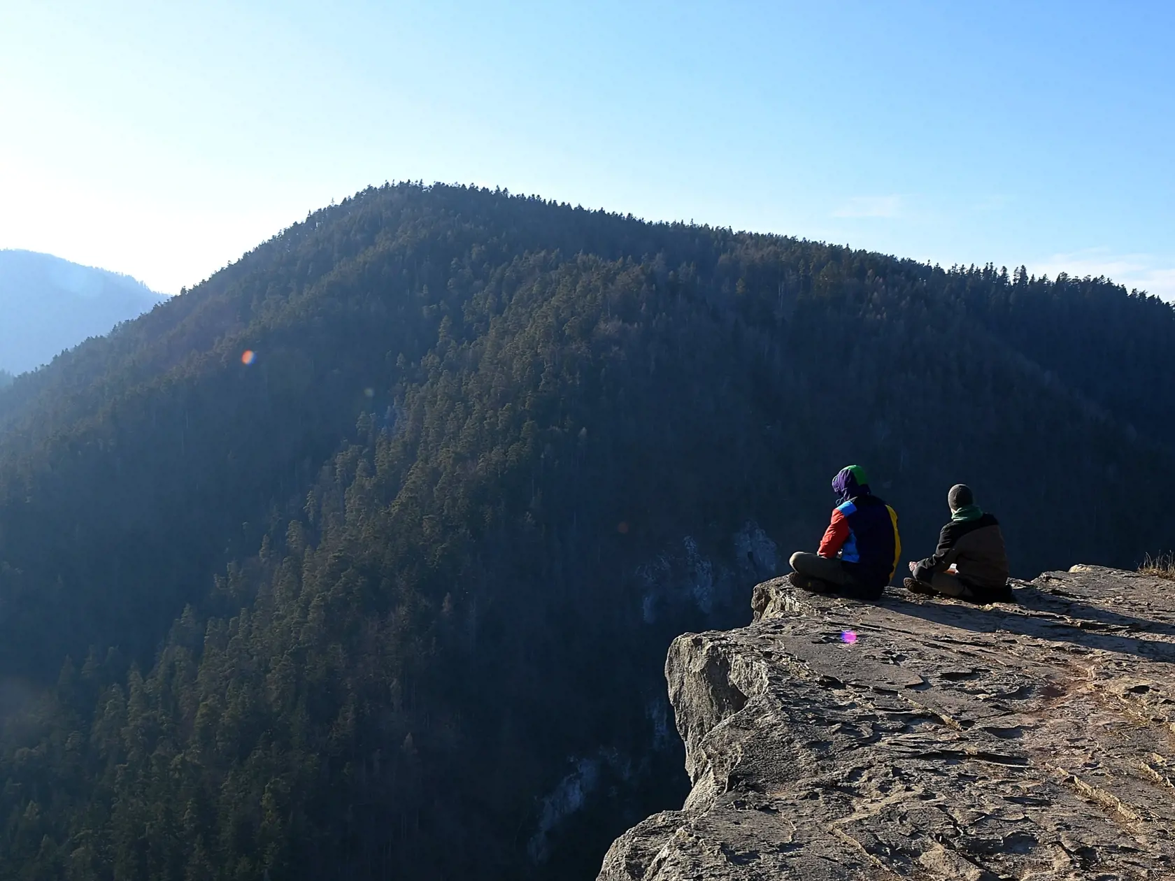 Na snímke turisti oddychujú na Tomášovskom výhľade v Slovenskom raji, v pozadí panoráma Vysokých Tatier. V Spišských Tomášovciach 15. februára 2020.
