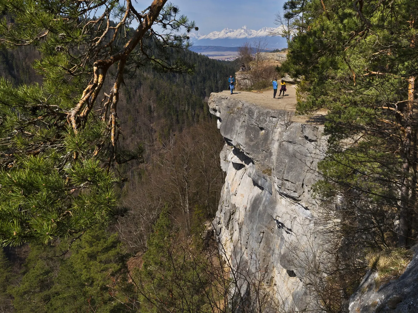 Na snímke turistami a horolezcami vyhľadávaný Tomášovský výhľad v NP Slovenský raj, v pozadí sú Vysoké Tatry. Slovenský raj - Čingov 18. apríla 2021.