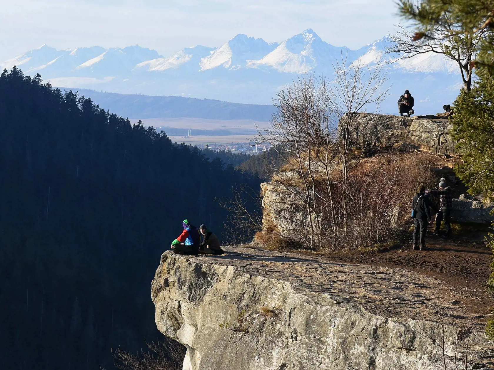 Na snímke turisti oddychujú na Tomášovskom výhľade v Slovenskom raji, v pozadí panoráma Vysokých Tatier. V Spišských Tomášovciach 15. februára 2020.