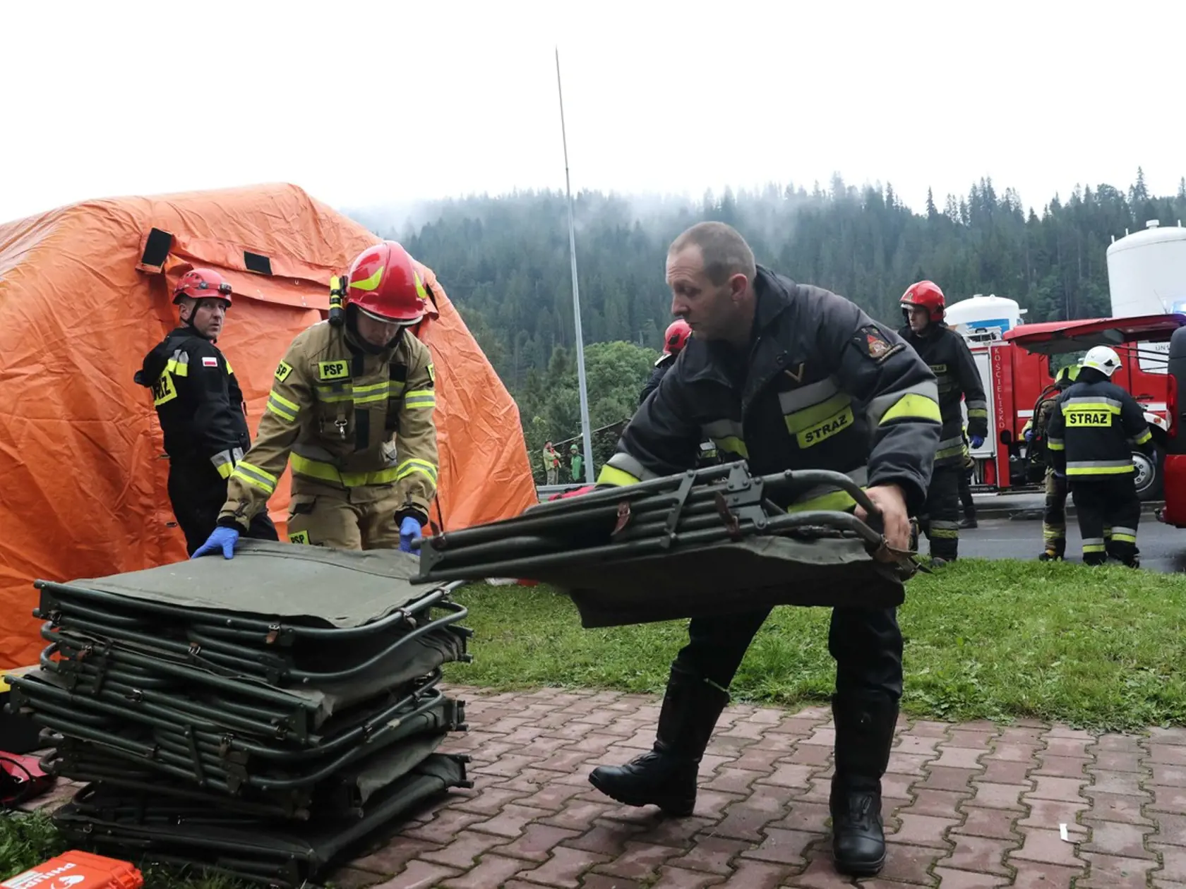 Záchranná akcia v poľských Tatrách spred 2 rokov. Pri údere blesku sa zranilo najmenej 140 ľudí.