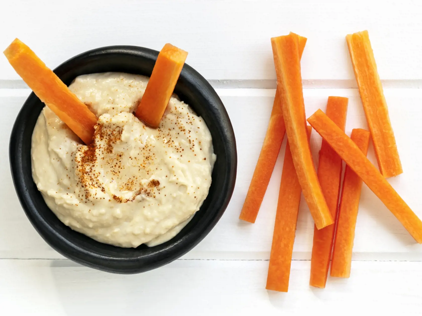 Táto cícerová nátierka vám dodá energiu, ktorá sa bude uvoľňovať postupne. Hummus obsahuje vodu, bielkoviny, tuk, sacharidy, vlákninu, železo, ale aj horčík, vápnik, draslík, zinok, sodík, vitamíny A, B a kyselinu listovú. Na zasýtenie je ideálne, ak hummus kombinujete s rôznou nakrájanou zeleninou. Použite napríklad mrkvu, uhorku alebo zeler.
