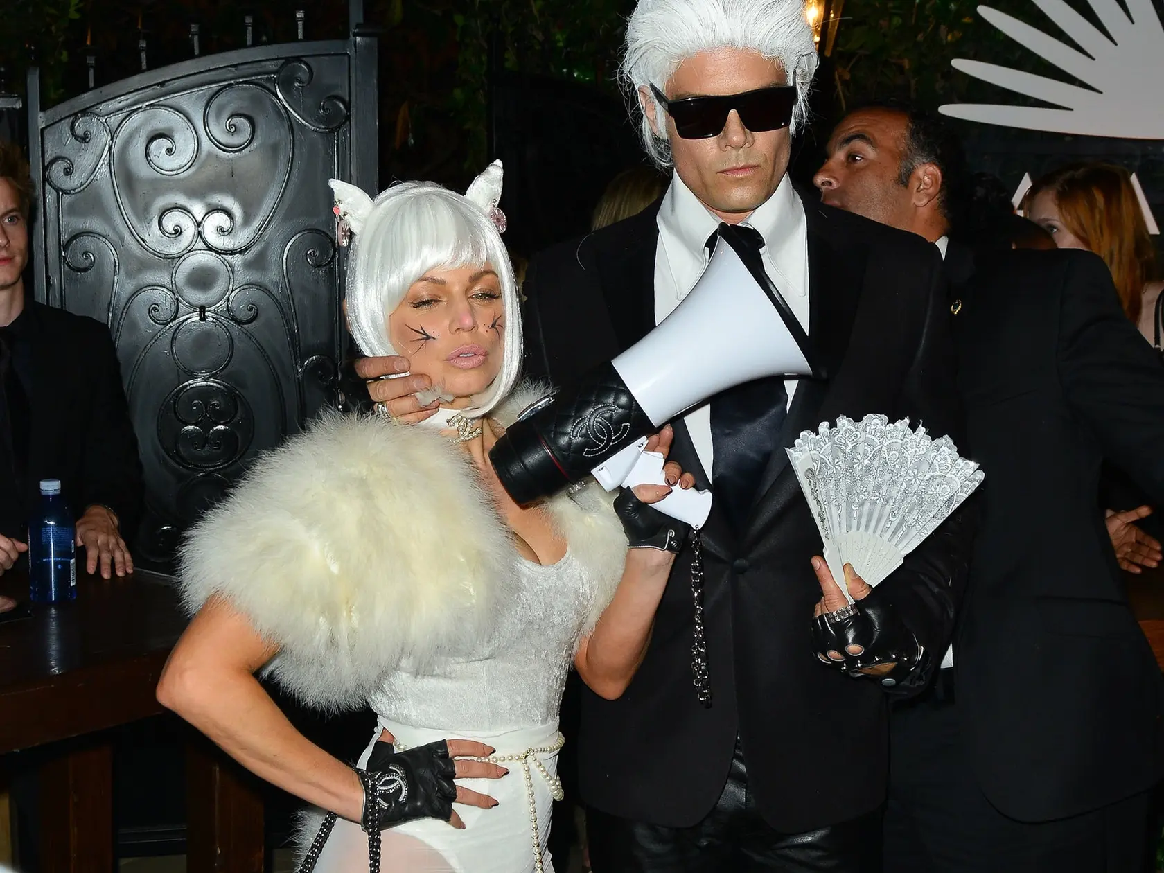 Josh Duhamel prišiel ako návrhár Karl Lagerfeld, manželka Fergie stvárňovala jeho rozmaznávanú mačičku Choupette.