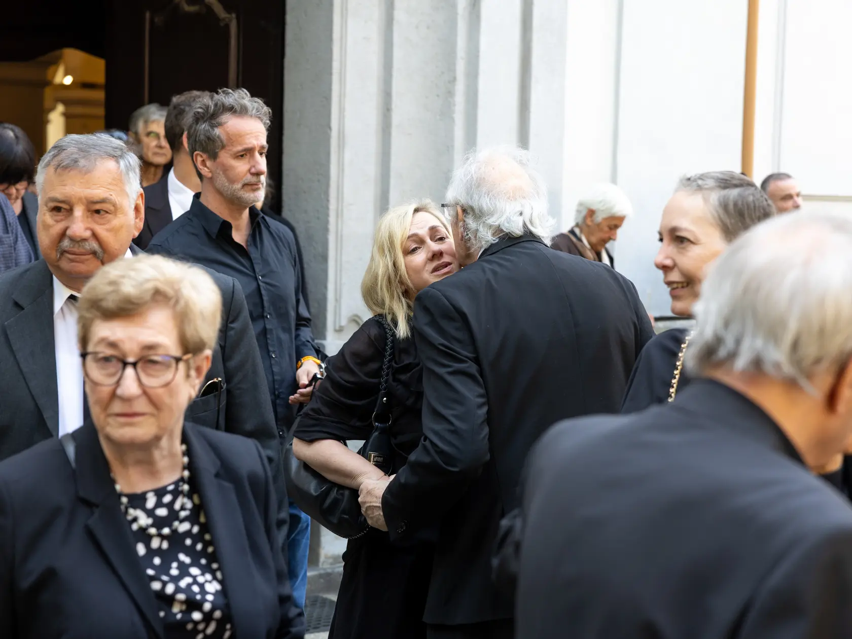 Rozlúčka s Danielou Kovárovou, manželkou herca Františka Kovára. Na snímke Monika Hilmerová objíma Františka Kovára.