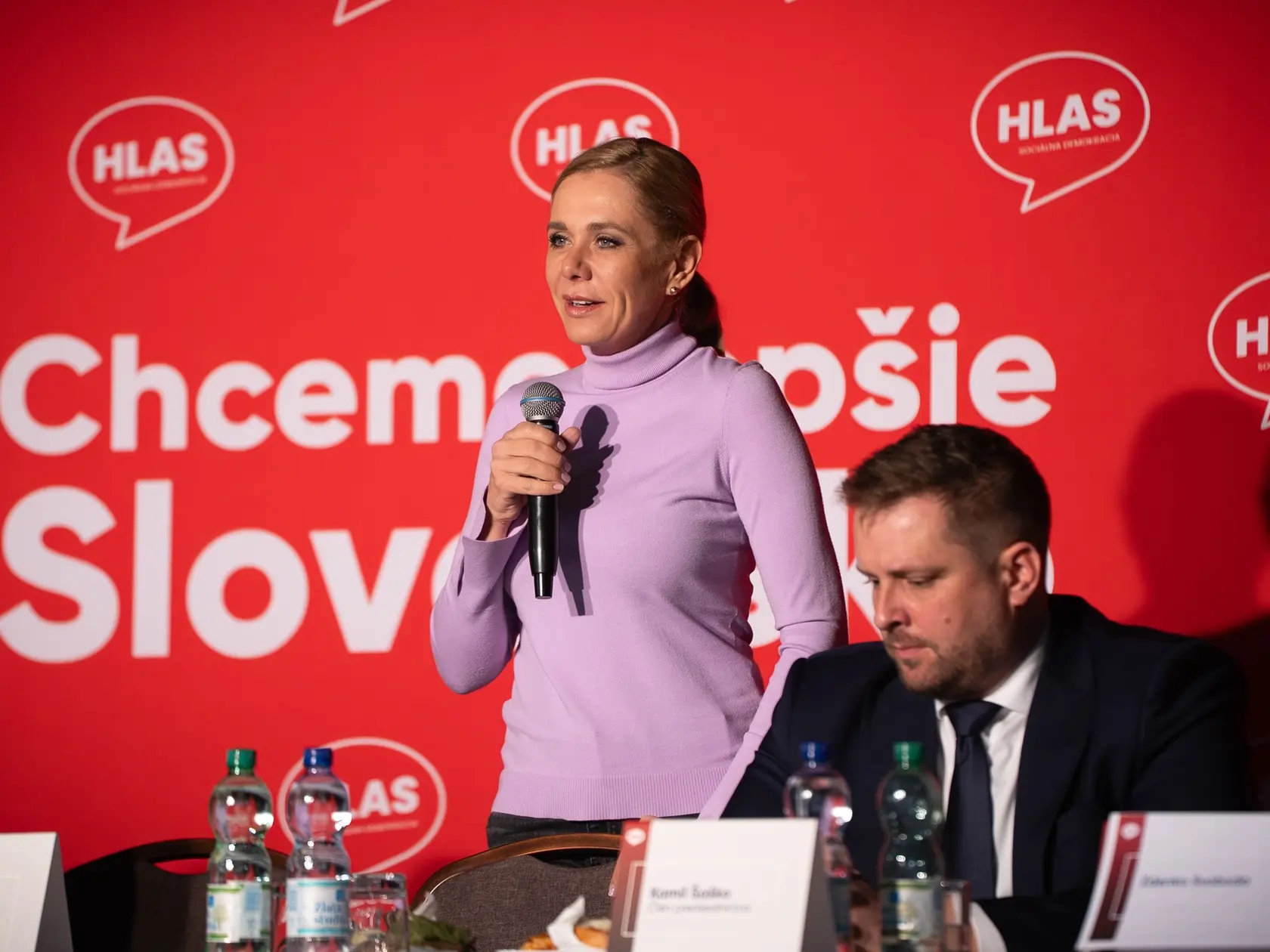 V ostatných týždňoch sa Saková predviedla v rôznych rolákoch všetkých farieb.