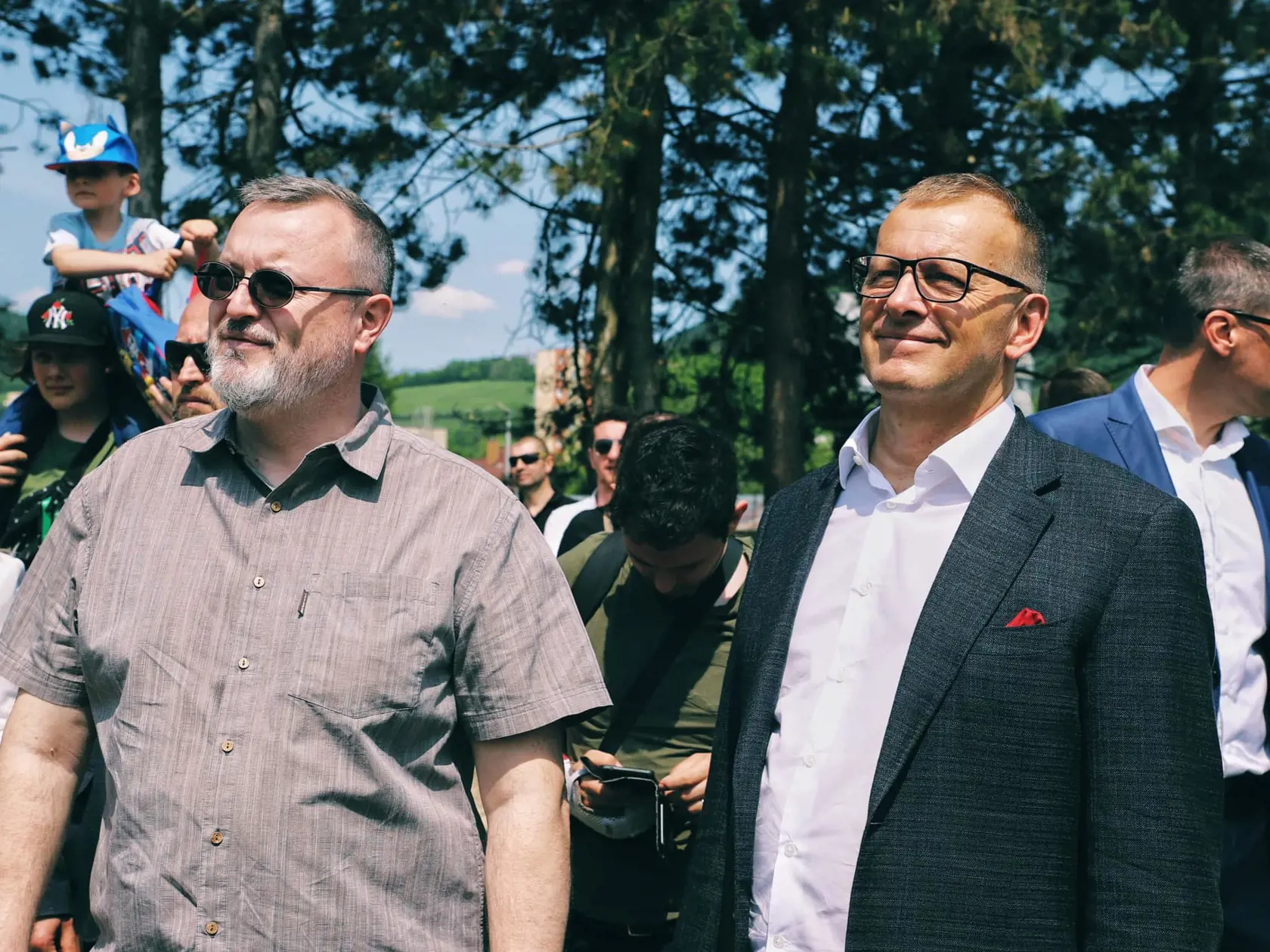 Ako vidí Kollár budúcnosť strany? "Veľmi dobre viete, že strana stojí na štruktúrach a na lídrovi a ten nikam neodišiel. Teraz chodím po regiónoch, štvrtok, piatok a sobotu mám kraje BB, TT, ZA, kde sa stretávame aj s okresnými predsedami. Všetci mi deklarujú chuť pokračovať a zabojovať. Už som absolvoval PO a KE kraj."