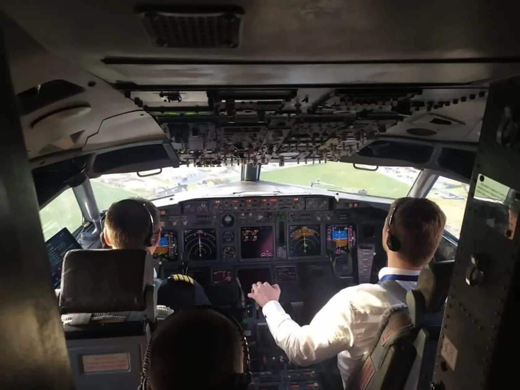 "Žijem si svoj sen a aj keď mávam pravidelne odlety z Bratislavy o 2 či 4 ráno, vstávam s pocitom radosti, že idem robiť to, čo milujem," opisuje pilot Martin Voštinár