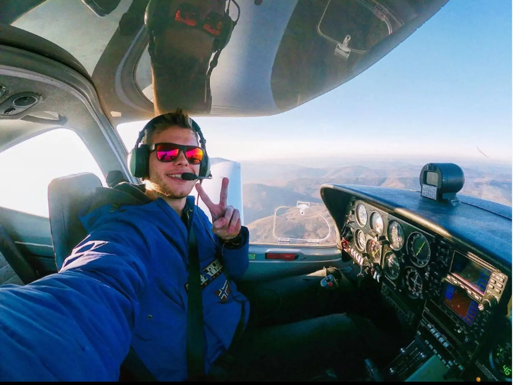 Pilot Martin Voštinár (22): "Lietanie ma fascinovalo snáď odkedy som mal asi 6 rokov a stále som sa hral s lietadlami, kreslil ich a chodil už ako malý na letecké dni s rodičmi takže ja som mal od malička jasnú cestu."