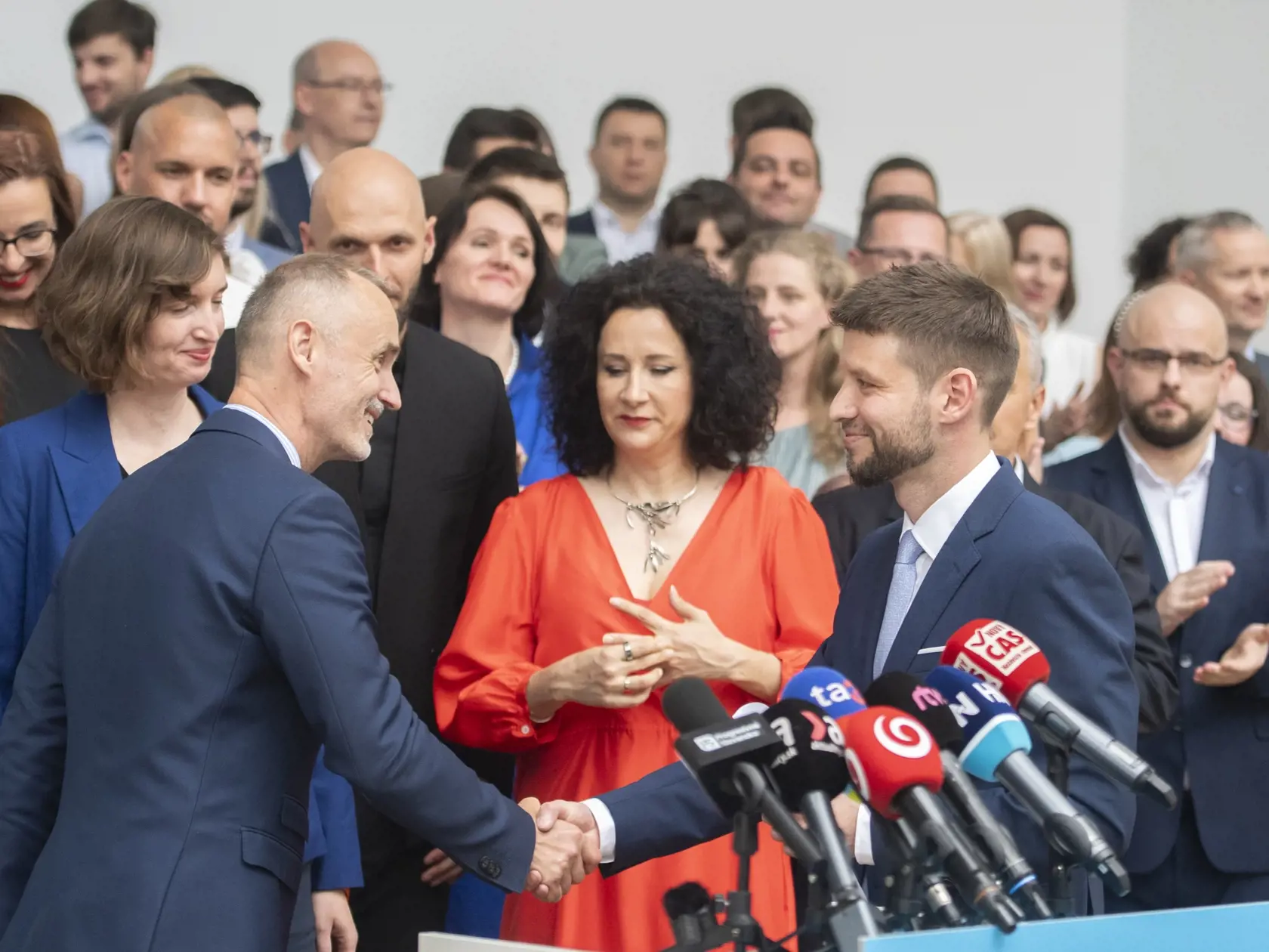 Na snímke vpravo predseda hnutia Progresívne Slovensko (PS) Michal Šimečka, vľavo Tomáš Valášek a urostred Zora Javorová počas tlačovej konferencie na tému "predstavenie kandidátky PS - tím pre lepšiu budúcnosť Slovenska" 27. júna 2023 v Bratislave. FOTO TASR - Martin Baumann