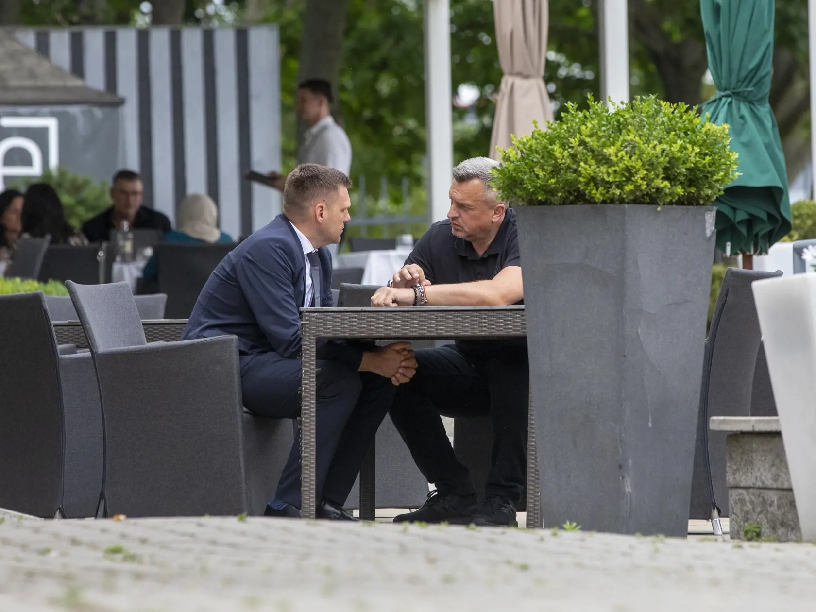 Tajomné stretnutie Andreja Danka s Romanou Tabák , Martinou Šimkovičovou a Tomášom Tarabom v Au Café.