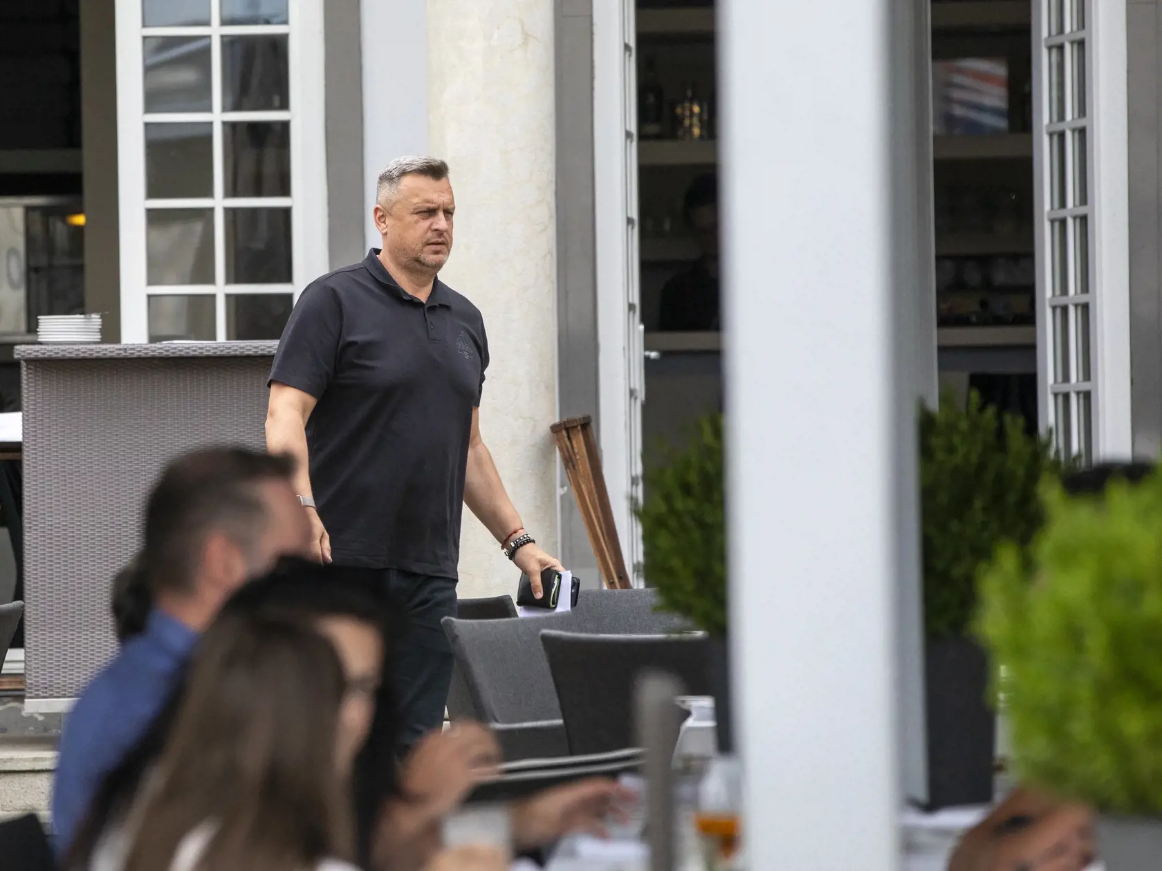 Tajomné stretnutie Andreja Danka s Romanou Tabák , Martinou Šimkovičovou a Tomášom Tarabom v Au Café.