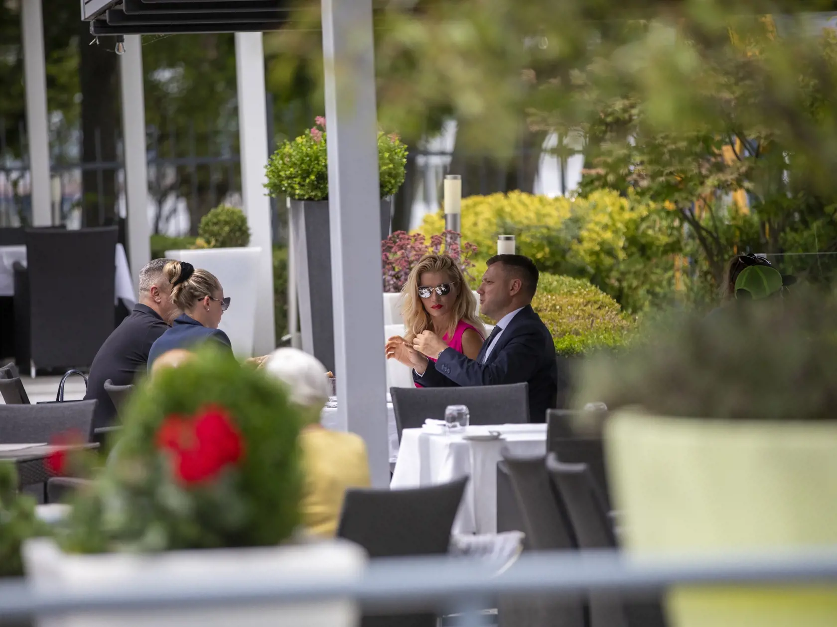 Tajomné stretnutie Andreja Danka s Romanou Tabák , Martinou Šimkovičovou a Tomášom Tarabom v Au Café.