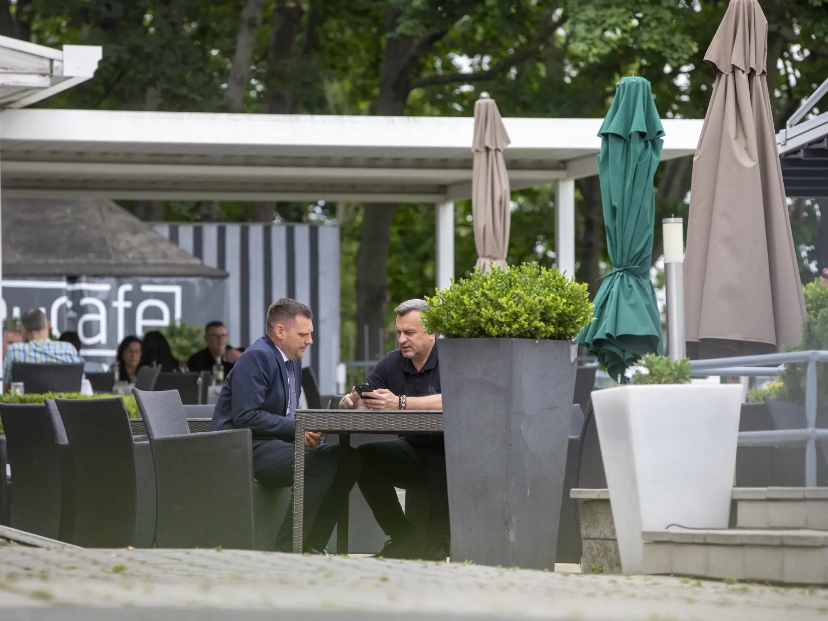 Tajomné stretnutie Andreja Danka s Romanou Tabák , Martinou Šimkovičovou a Tomášom Tarabom v Au Café.