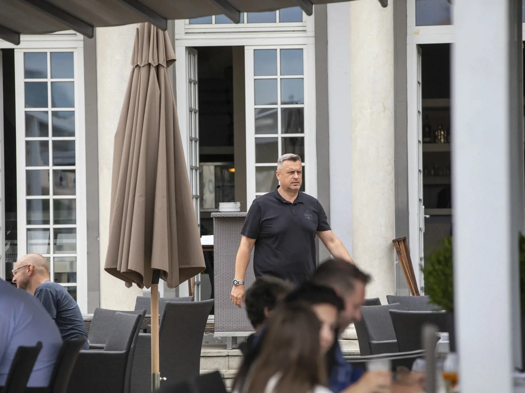 Tajomné stretnutie Andreja Danka s Romanou Tabák , Martinou Šimkovičovou a Tomášom Tarabom v Au Café.