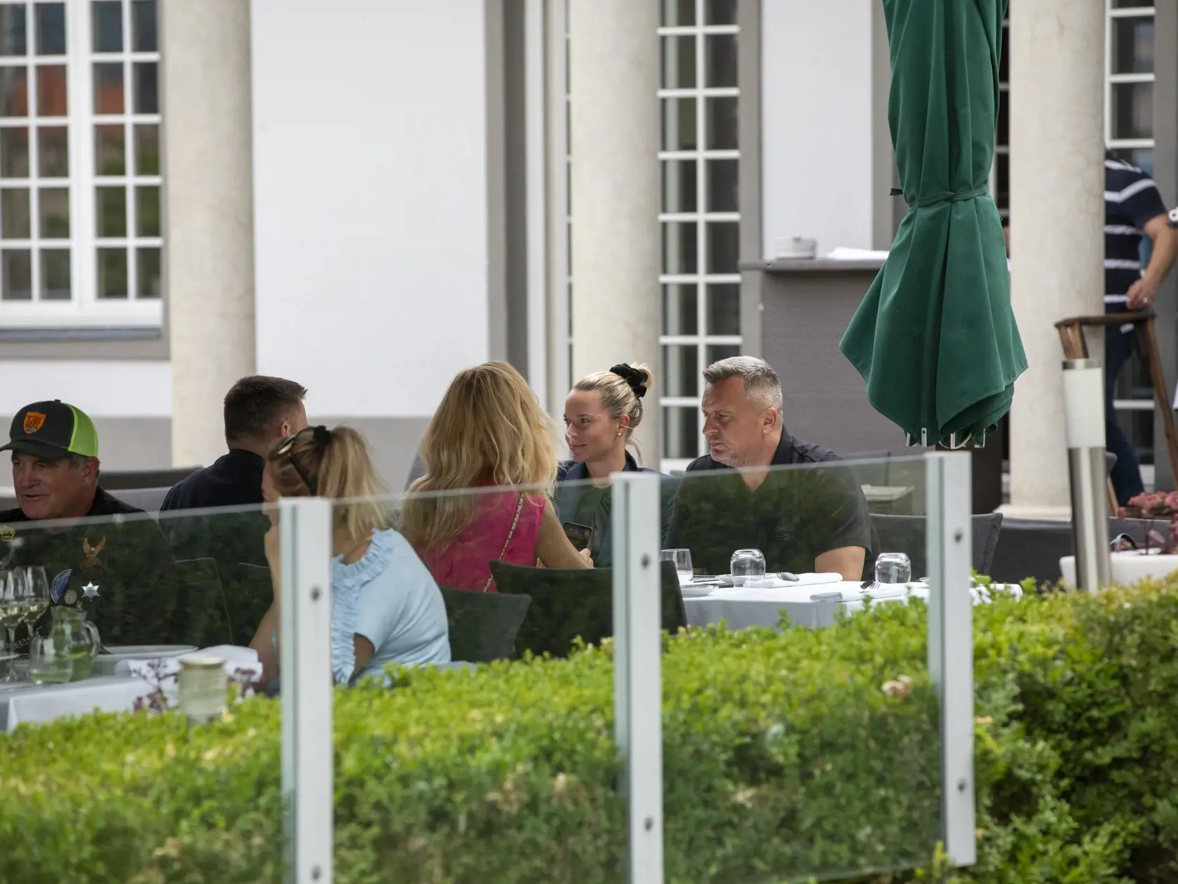 Tajomné stretnutie Andreja Danka s Romanou Tabák , Martinou Šimkovičovou a Tomášom Tarabom v Au Café.