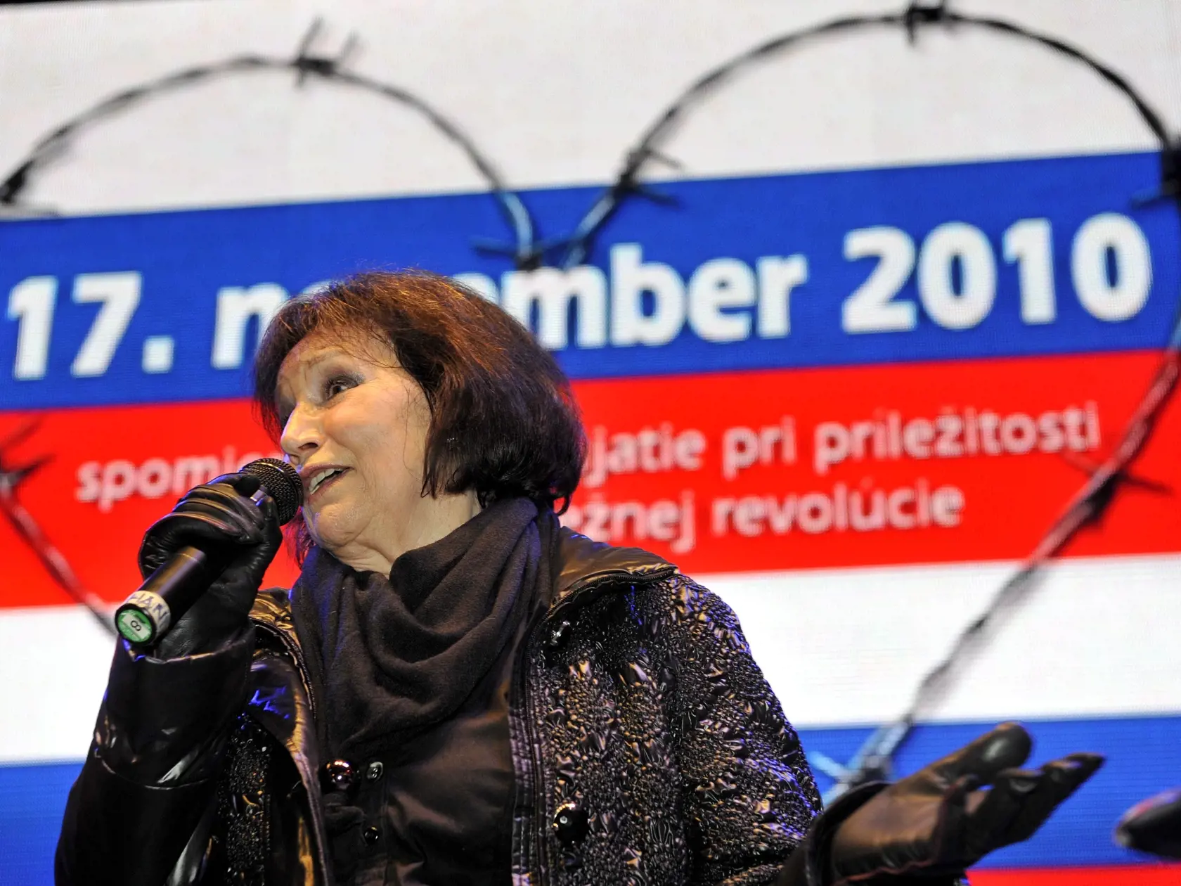 Česká speváčka Marta Kubišová počas spomienkového podujatia a koncertu pri príležitosti 21. výročia Nežnej revolúcie 17. novembra 2010 na Hviezdoslavovom námestí v Bratislave