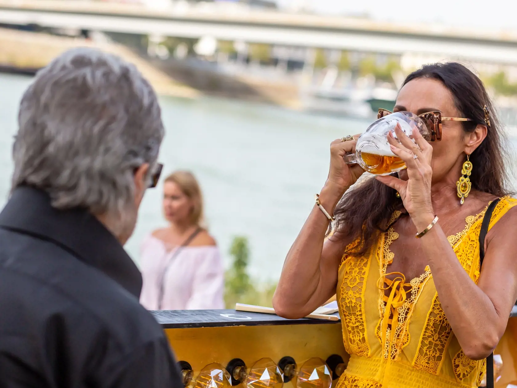Sisa a Juraj si počas večera vychutnávali čapované pivo.