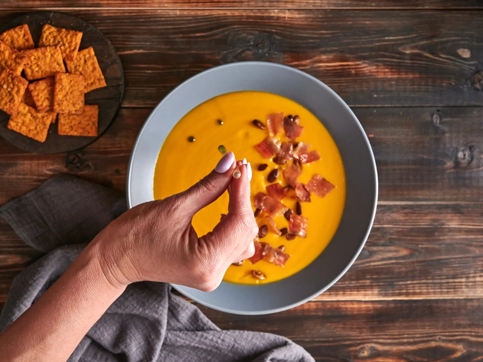 Zázvor, škorica či kurkuma môžu pomôcť s vylepšením vysokého cholesterolu.