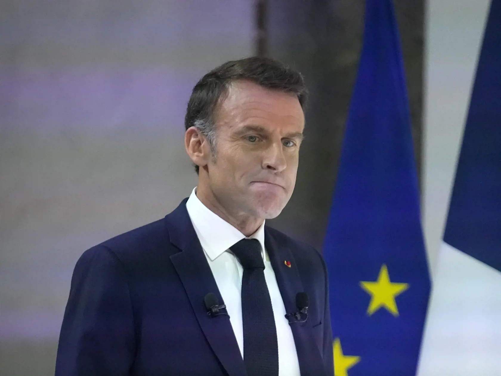 Macron ako prvý oficiálne potvrdil medializované správy, že Durova v sobotu zadržali francúzske úrady na letisku Paríž - Le Bourget, kam podnikateľ pricestoval súkromným lietadlom z Azerbajdžanu.