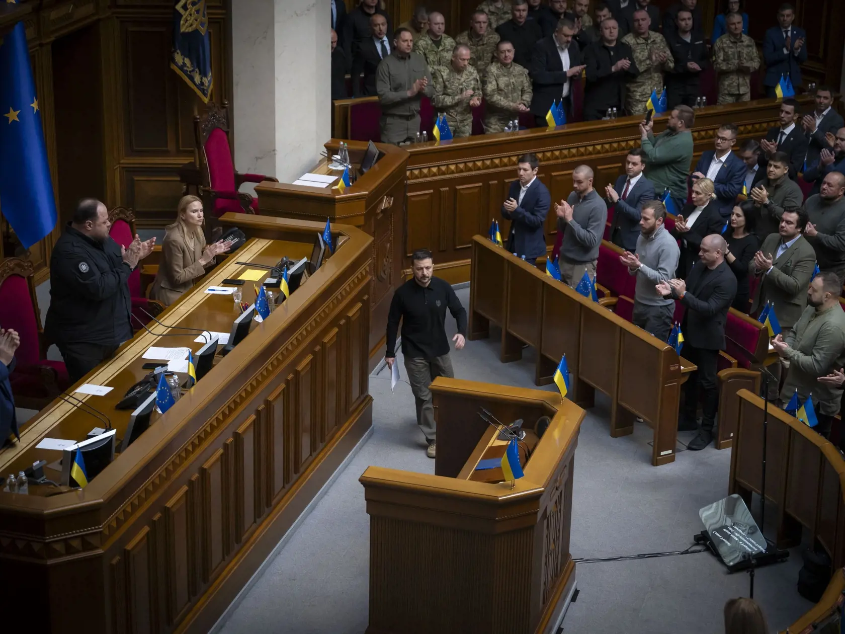 WA 48 Kyjev - Ukrajinský prezident Volodymyr Zelenskyj prichádza predstaviť svoj takzvaný víťazný plán na ukončenie vojny s Ruskom na mimoriadnom zasadnutí parlamentu v Kyjeve v stredu 16. októbra 2024. FOTO TASR/AP
                                                    

In this photo provided by the Press Service Of The President Of Ukraine on Oct. 16, 2024, Ukraine's President Volodymyr Zelenskyy arrives to speak to parliamentarians at Verkhovna Rada in Kyiv, Ukraine. (Press Service Of The President Of Ukraine via AP)