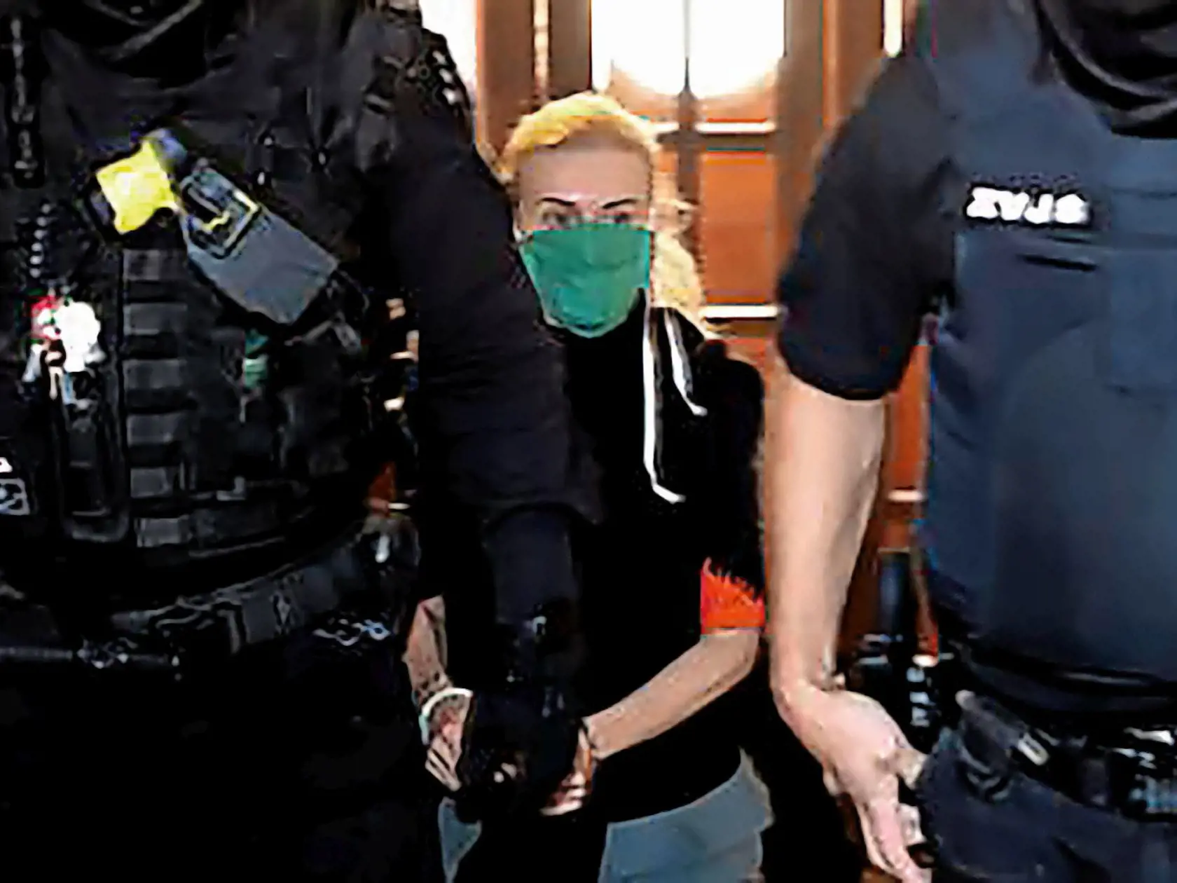 Monika Jankovská v sprievode polície