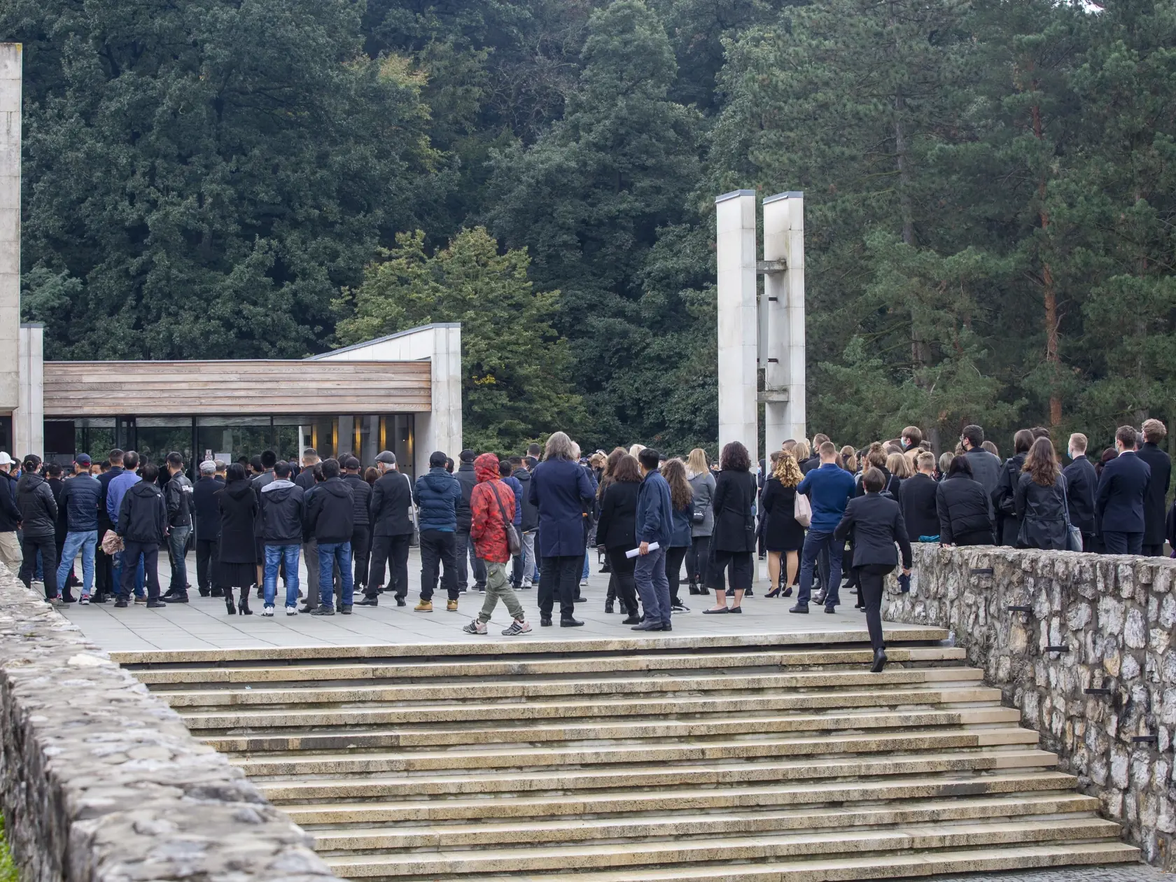 Dievča prišli vyprevadiť stovky smútiacich.