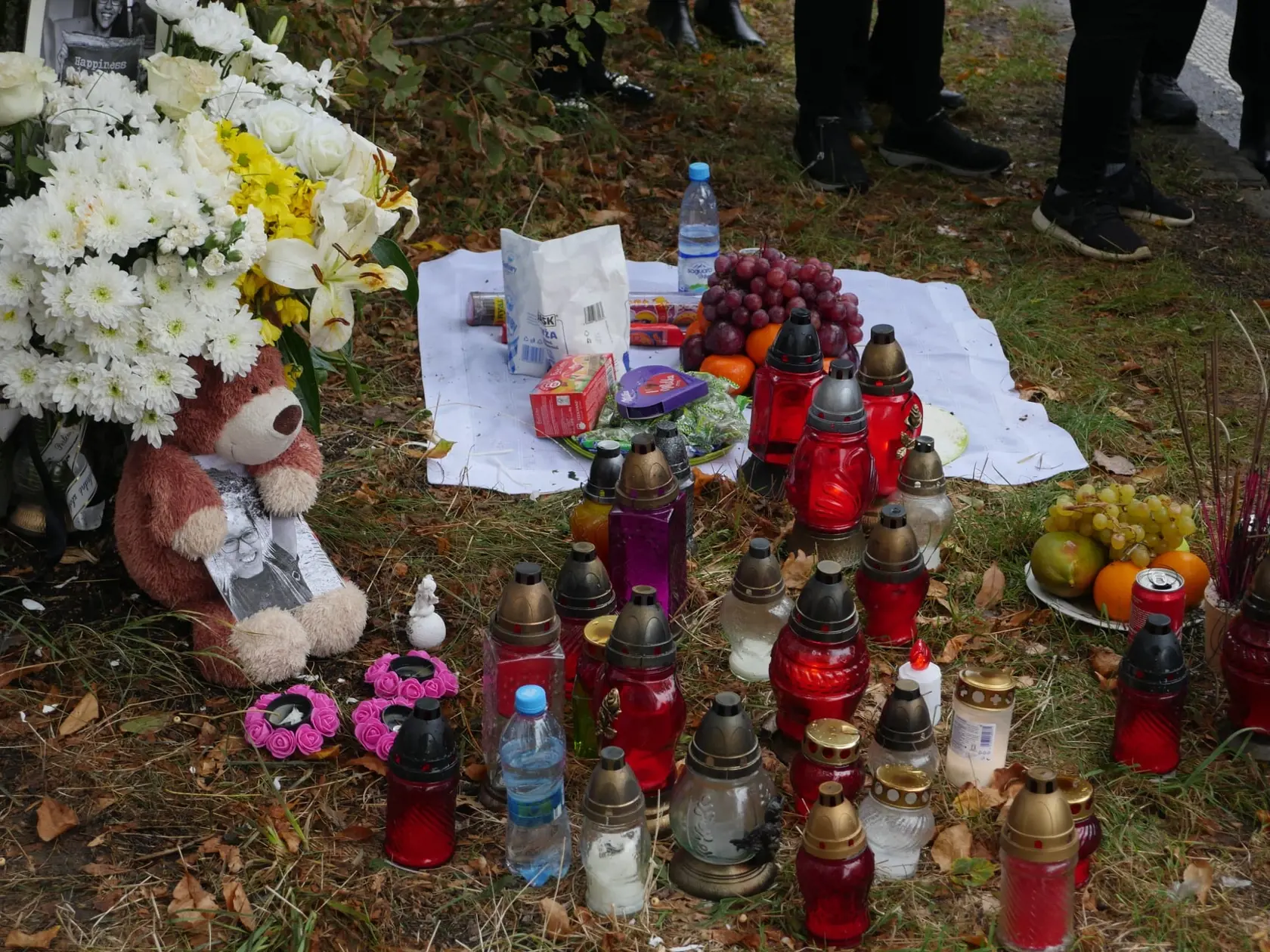 Na miesto tragickej nehody nosili jej blízki a spolužiaci sviečky aj jedlo.