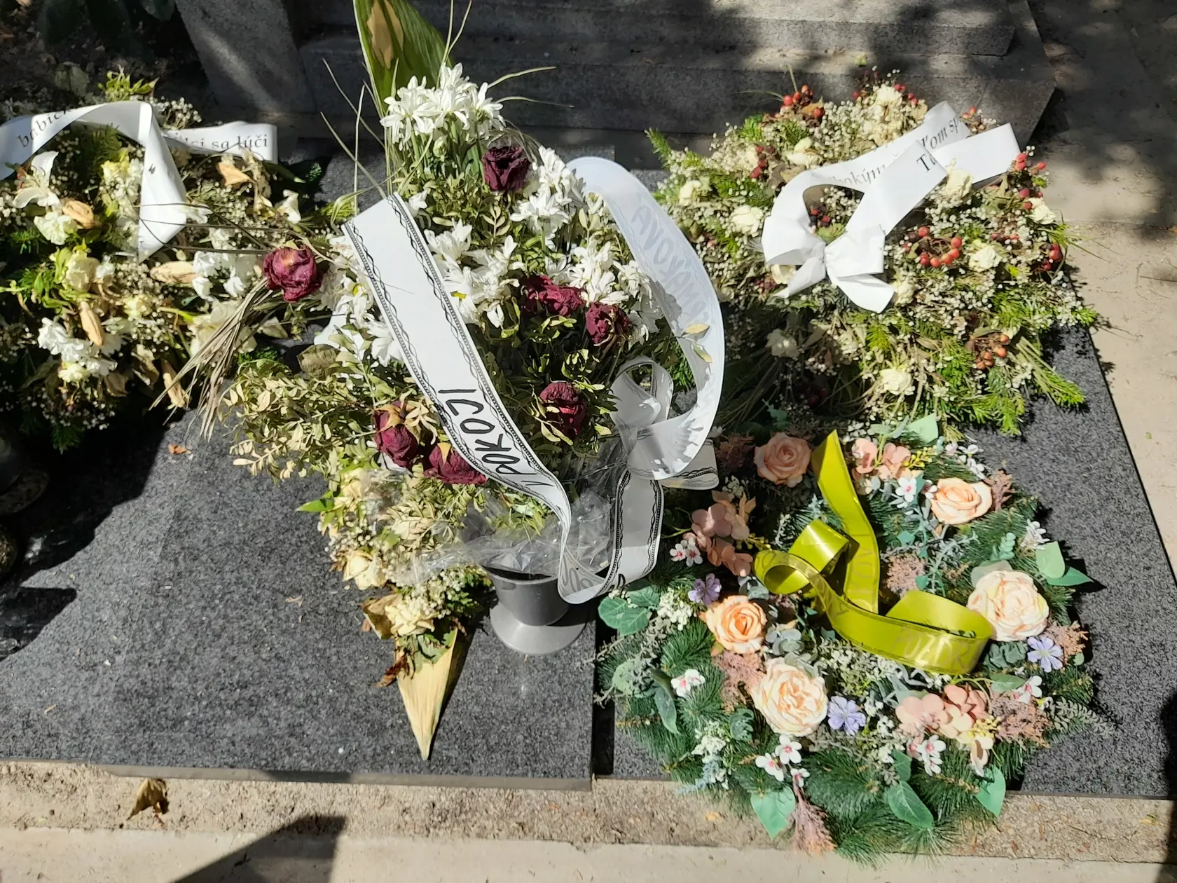 Navštívili sme hrob vraha Vladimíra po dvoch týždňoch od pohrebu. Živé kvety už zvädli. Meno Vladimíra na náhrobný kameň ešte nepribudlo.