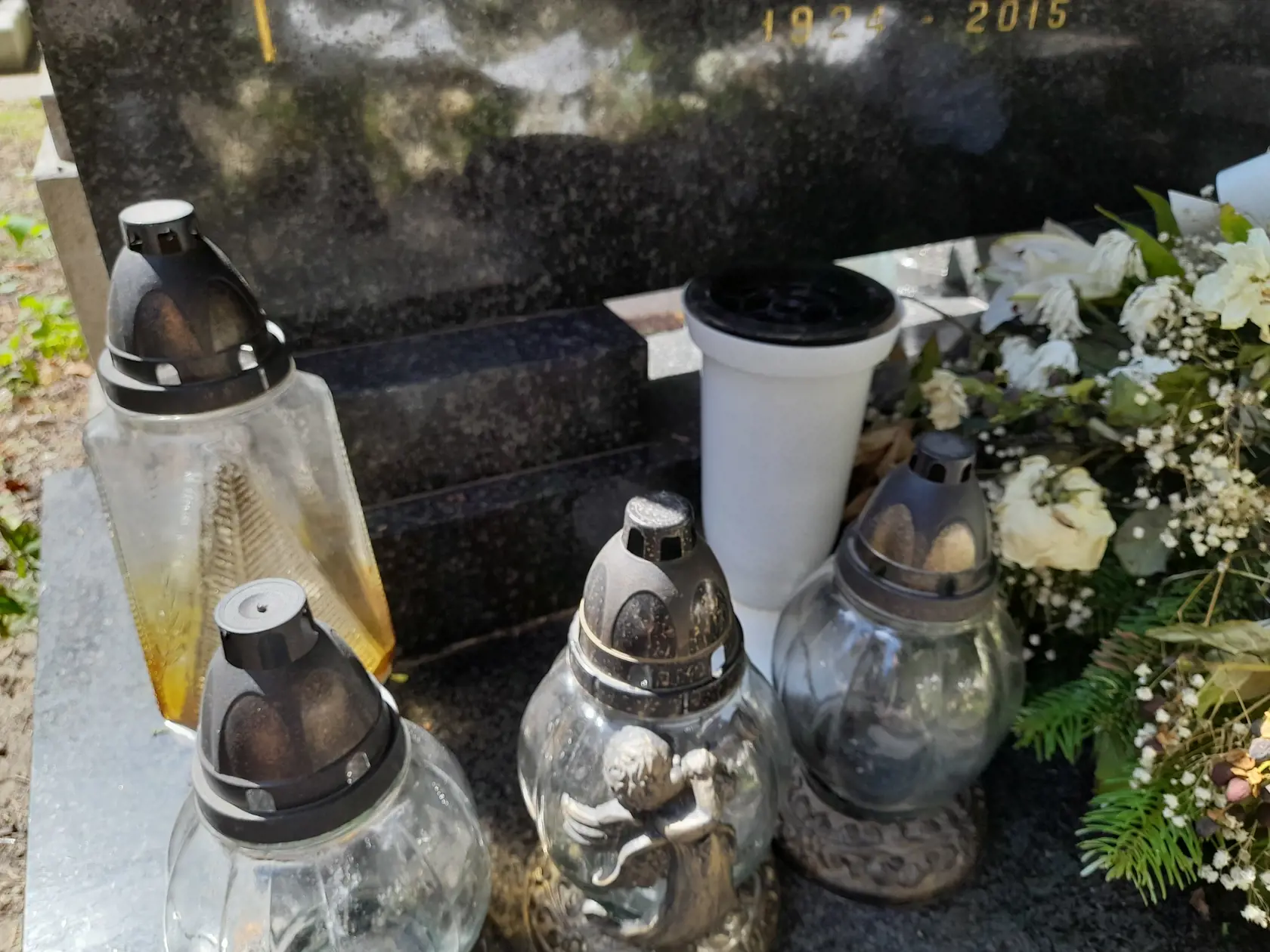 Navštívili sme hrob vraha Vladimíra po dvoch týždňoch od pohrebu. Živé kvety už zvädli. Meno Vladimíra na náhrobný kameň ešte nepribudlo.