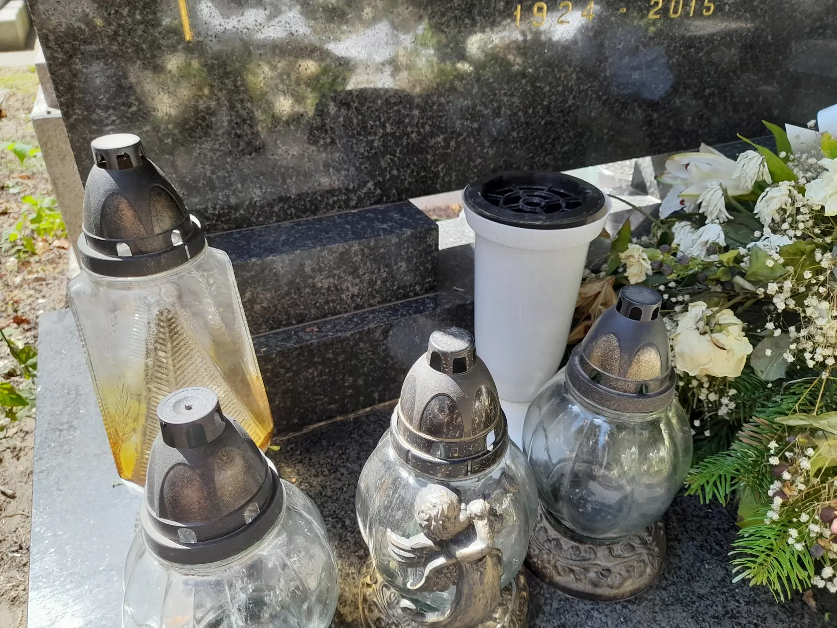 Navštívili sme hrob vraha Vladimíra po dvoch týždňoch od pohrebu. Živé kvety už zvädli. Meno Vladimíra na náhrobný kameň ešte nepribudlo.