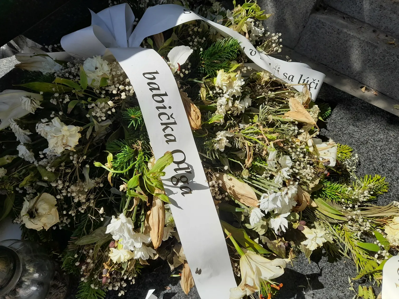 Navštívili sme hrob vraha Vladimíra po dvoch týždňoch od pohrebu. Živé kvety už zvädli. Meno Vladimíra na náhrobný kameň ešte nepribudlo.