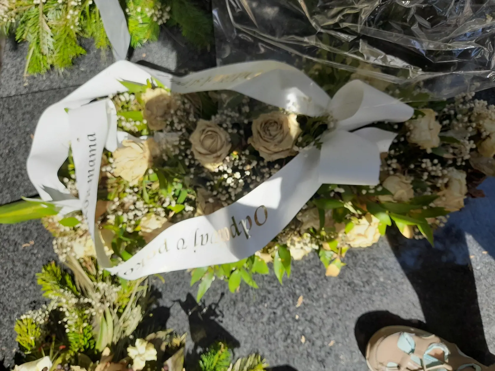 Navštívili sme hrob vraha Vladimíra po dvoch týždňoch od pohrebu. Živé kvety už zvädli. Meno Vladimíra na náhrobný kameň ešte nepribudlo.