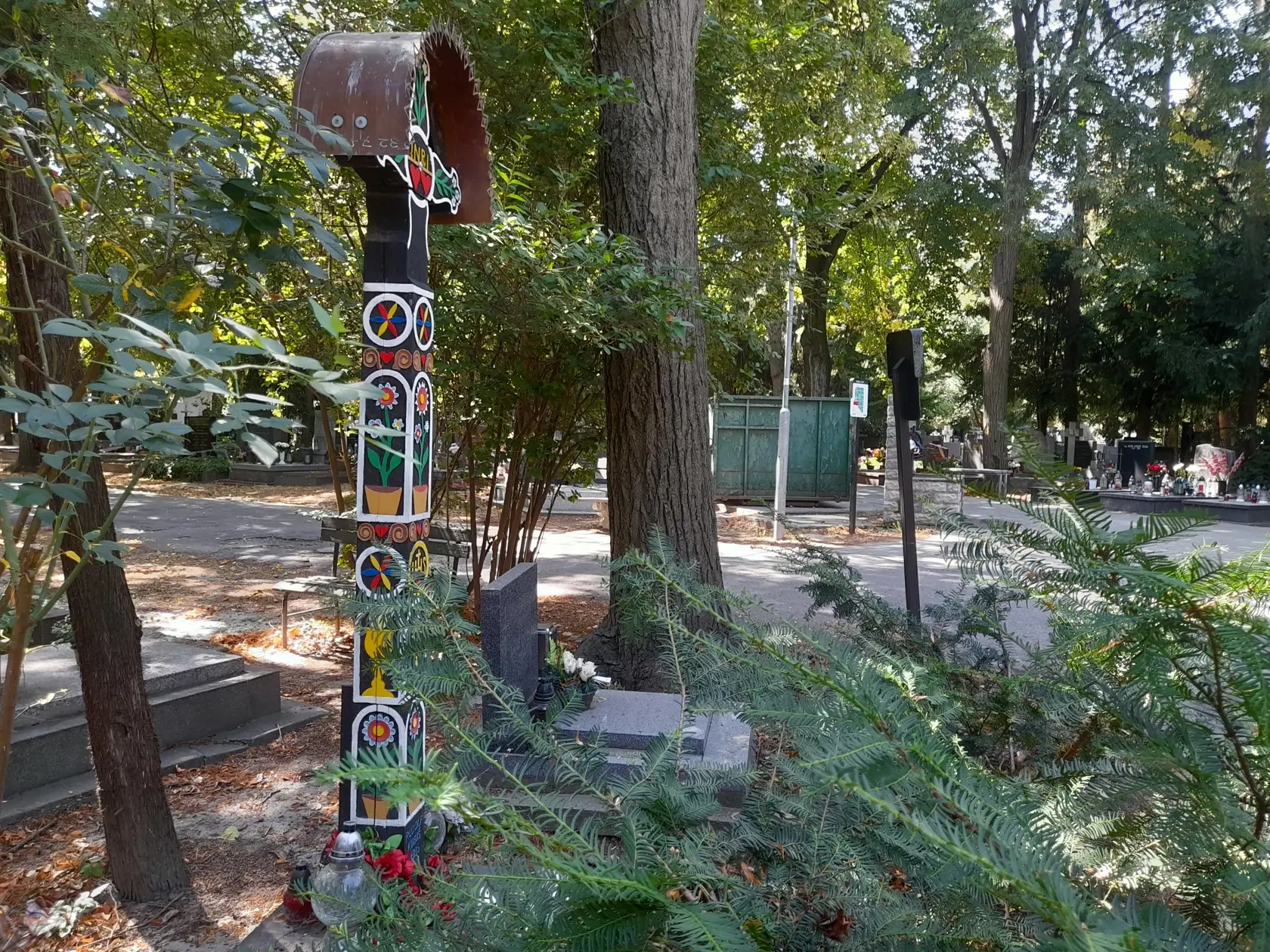 Na Martinskom cintoríne sa nachádza aj takýto maľovaný kríž s ľudovými motívmi.