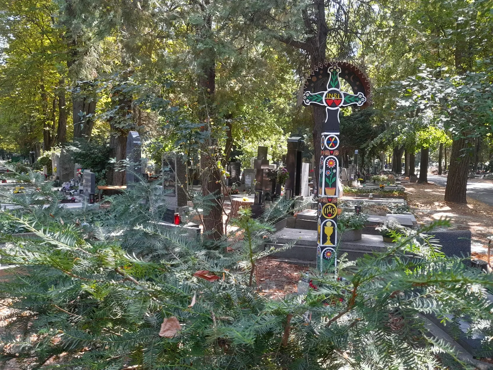 Na Martinskom cintoríne sa nachádza aj takýto maľovaný kríž s ľudovými motívmi.