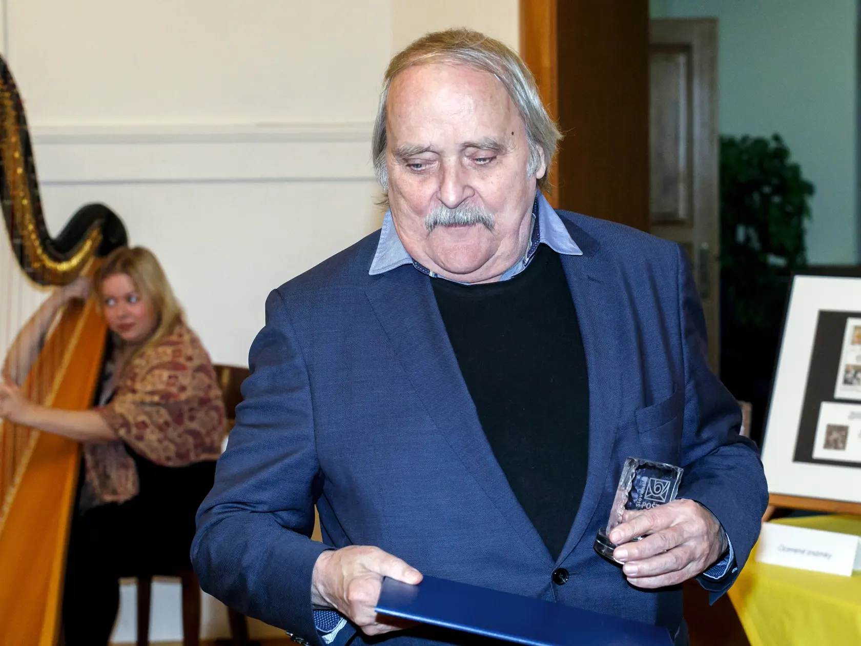 Akademický maliar Dušan Kállay si preberá Cenu generálneho riaditeľa Slovenskej pošty - Krištáľovú známku - za najkrajšiu poštovú známku roka 2023.