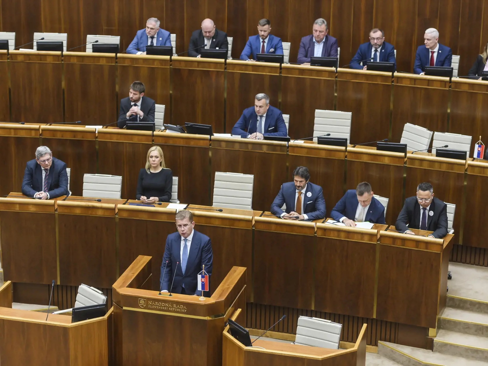 Na snímke dole uprostred poverený podpredseda NR SR Peter Žiga (Hlas-SD) počas 12. schôdze NR SR v Bratislave 21. mája 2024.