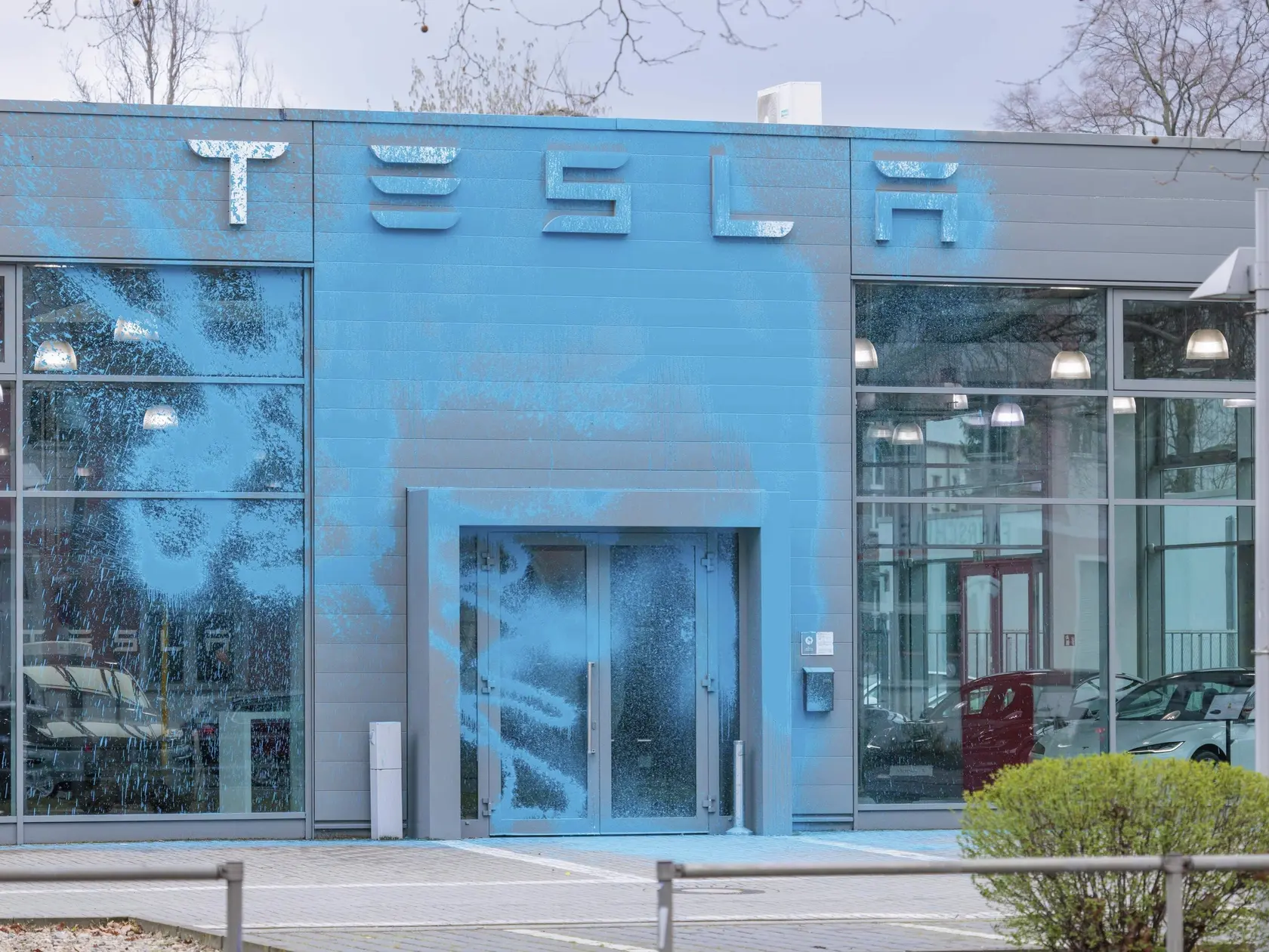 Klimatickí aktivisti z hnutia „Nová generácia“ nastriekali modrú farbu na fasádu predajne amerického výrobcu elektromobilov Tesla v Berlíne v pondelok 31. marca 2025.