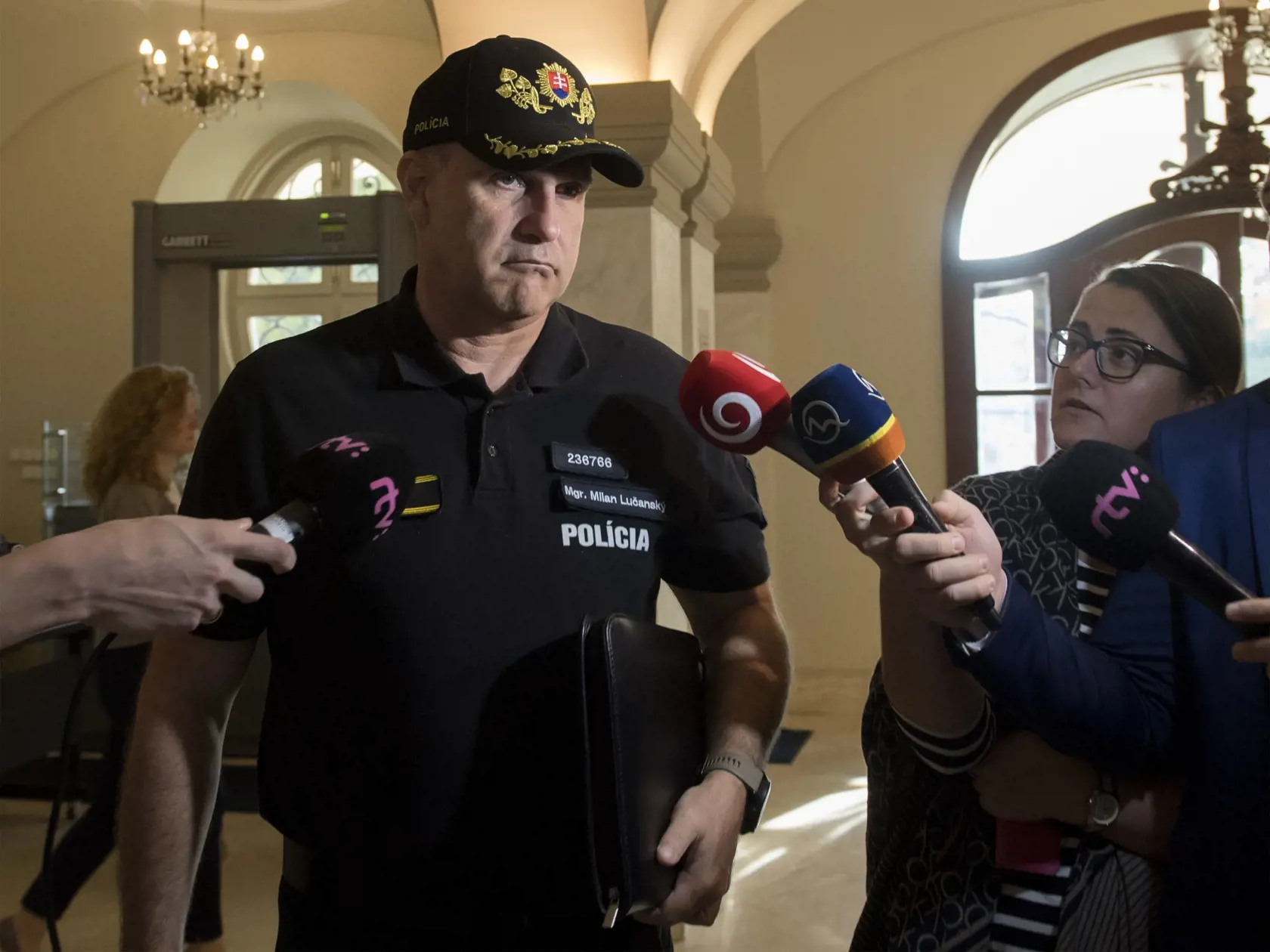 Na snímke prezident Policajného zboru SR Milan Lučanský prichádza na pracovné stretnutie s premiérom Petrom Pellegrinim, ministerkou vnútra Denisou Sakovou, ministrom spravodlivosti SR Gáborom Gálom, generálnym prokurátorom Jaromírom Čižnárom so zástupcami Súdnej rady SR a Generálnej prokuratúry SR, ktorého cieľom je navrhnúť legislatívne zmeny zamerané na reformu súdov a prokuratúry 21. októbra 2019 v Bratislave. FOTO TASR - Martin Baumann