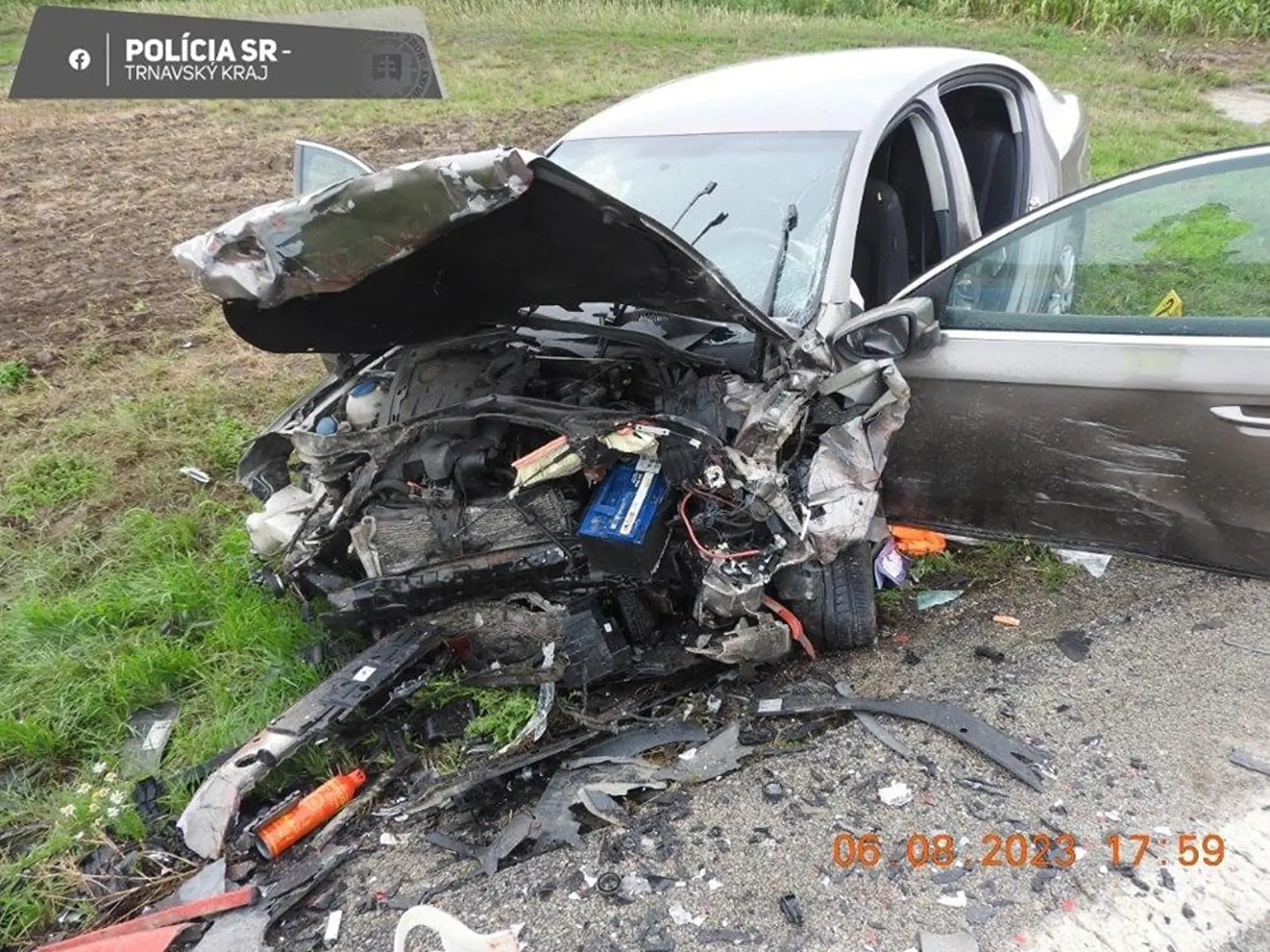 Silný náraz žiaľ neprežili 2 mladí muži vo veku 23 a 26 rokov vo Felícii.