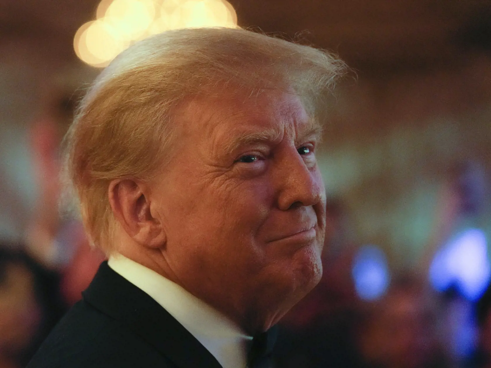 Bývalý americký prezident Donald Trump sa usmieva na hostí pred prejavom počas podujatia vo jeho luxusnej rezidencii v Mar-a-Lago v štáte Florida 18. novembra 2022.