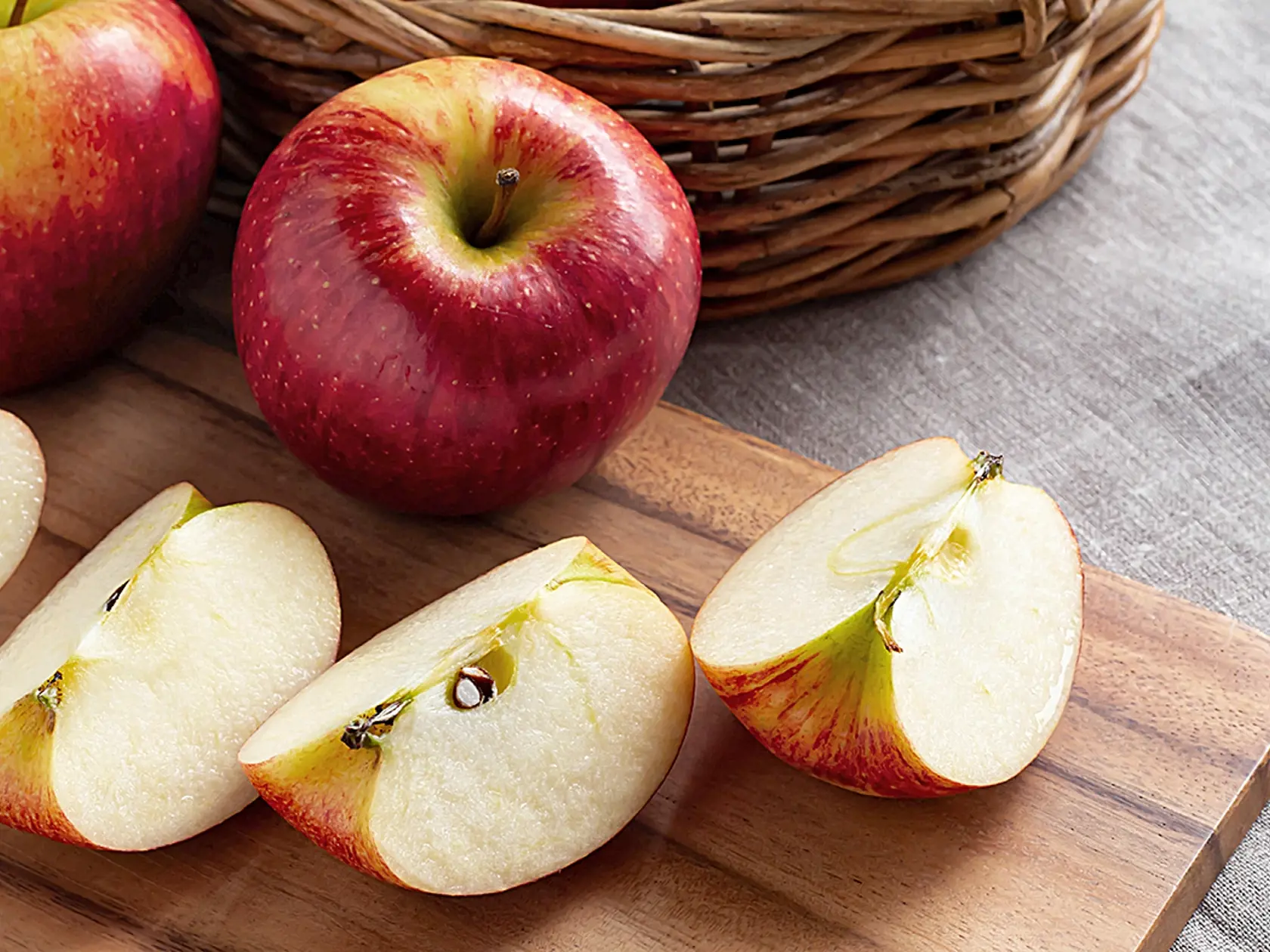 Red,Ripe,Apples,And,Cut,Apples,On,The,Cutting,Board