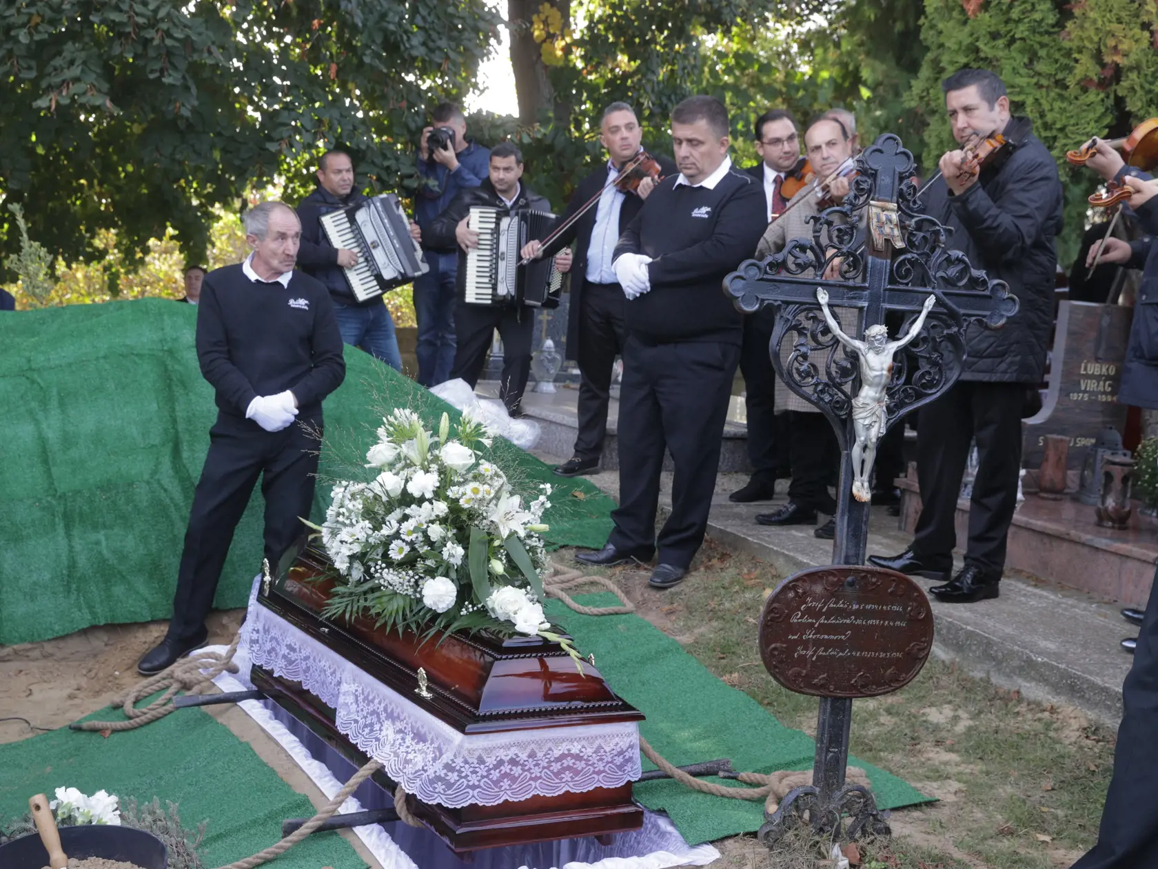 Posledná rozlúčka s hudobníkom Ľubom Virágom (†68).