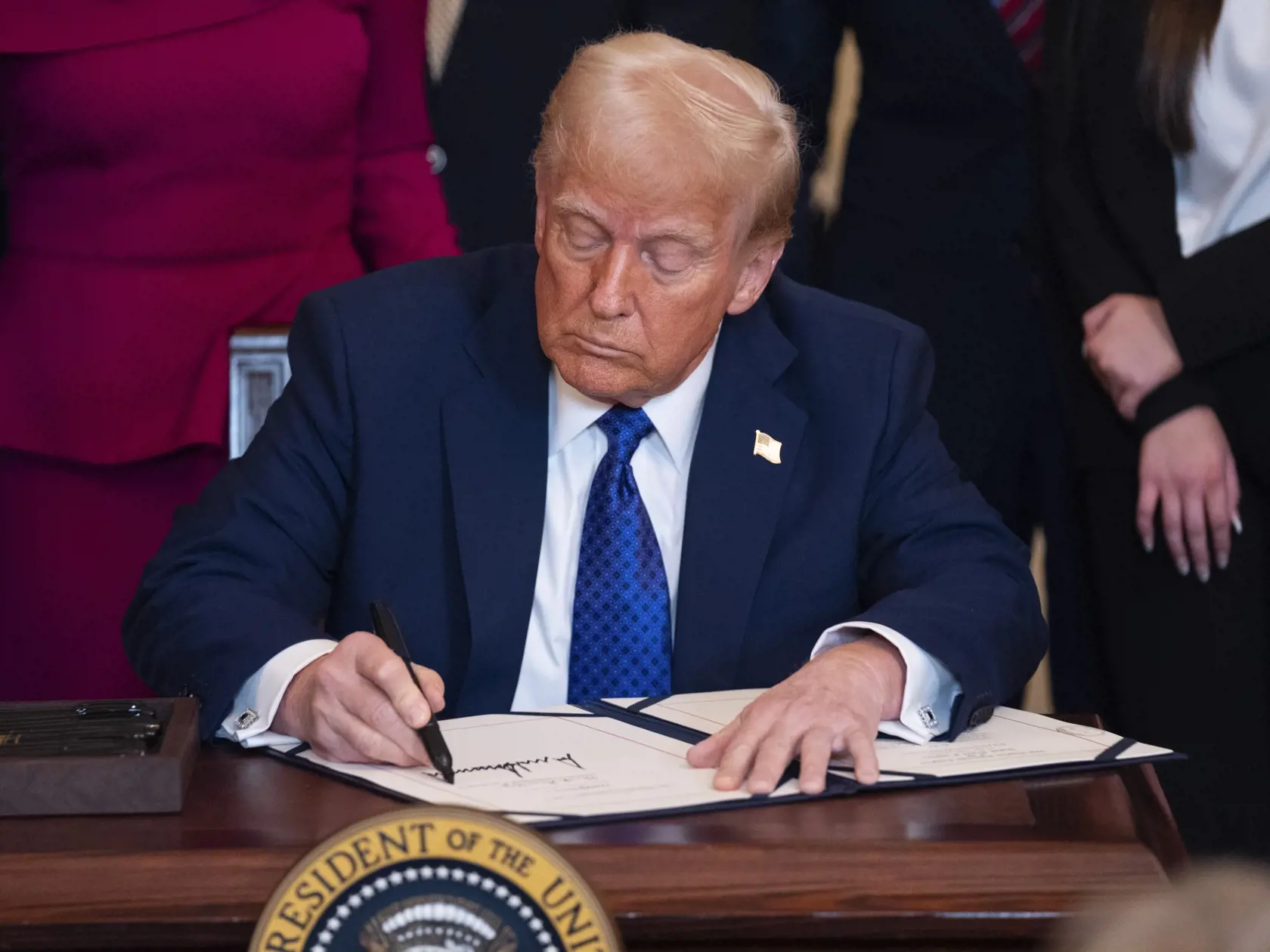 Americký prezident Donald Trump podpisuje zákon, ktorý umožňuje zadržiavanie prisťahovalcov bez dokladov obvinených z niektorých trestných činov v Bielom dome vo Washingtone v stredu 29. januára 2025.
